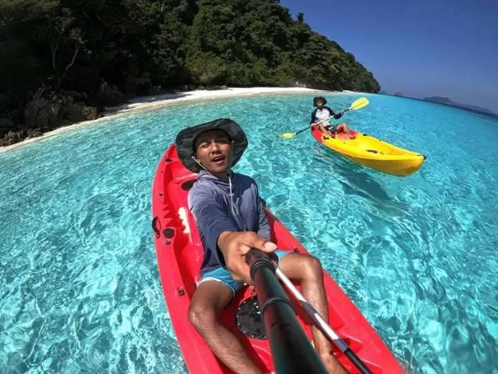 DAYA Beach, Lipe local