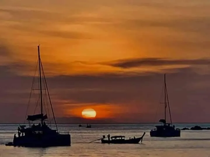 DAYA Beach, Lipe local