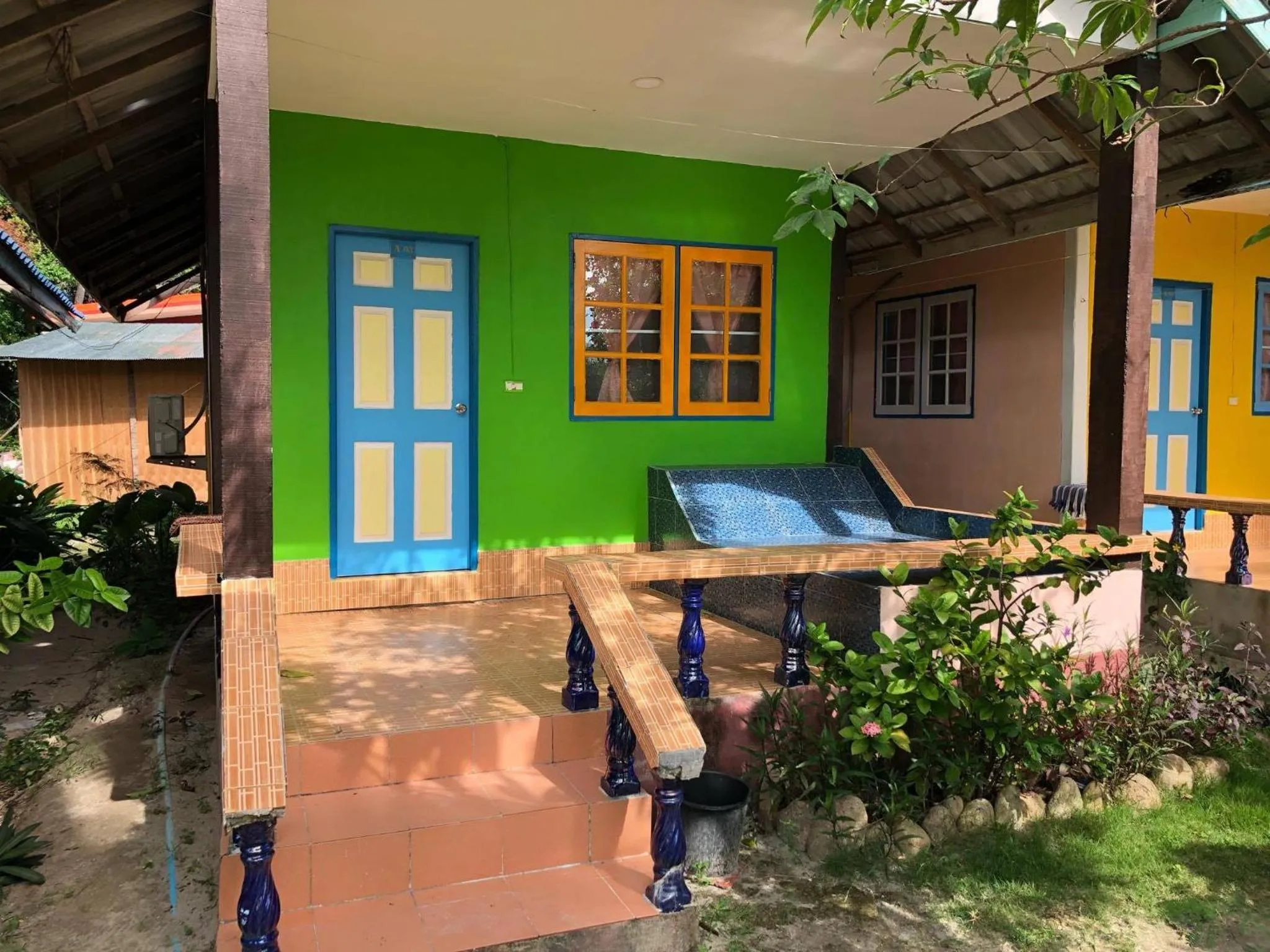 DAYA Beach, Lipe local