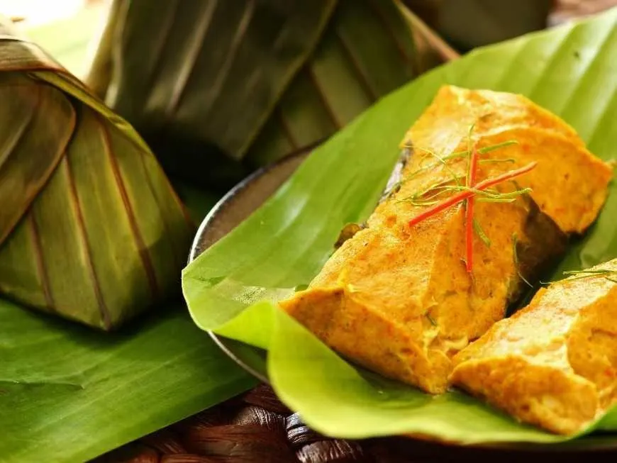 DAYA Beach, Lipe local