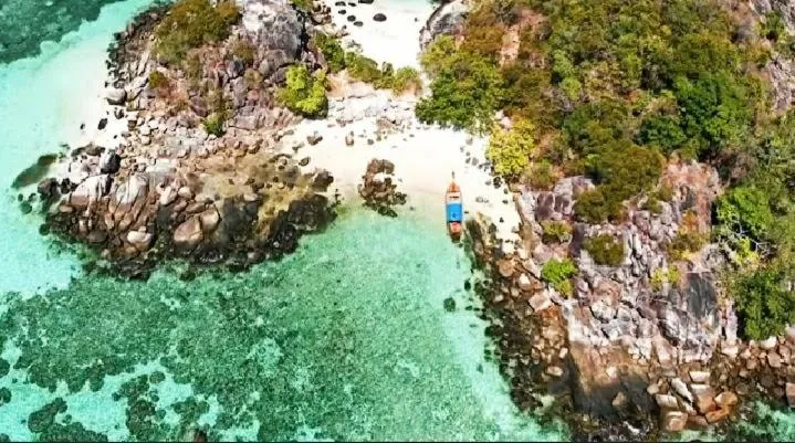 DAYA Beach, Lipe local