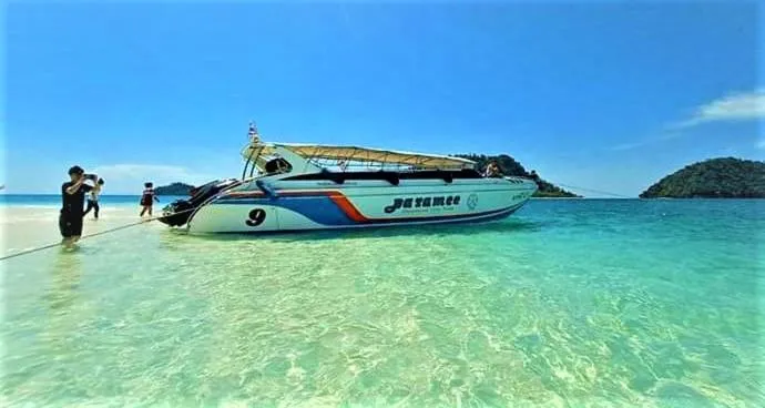 DAYA Beach, Lipe local