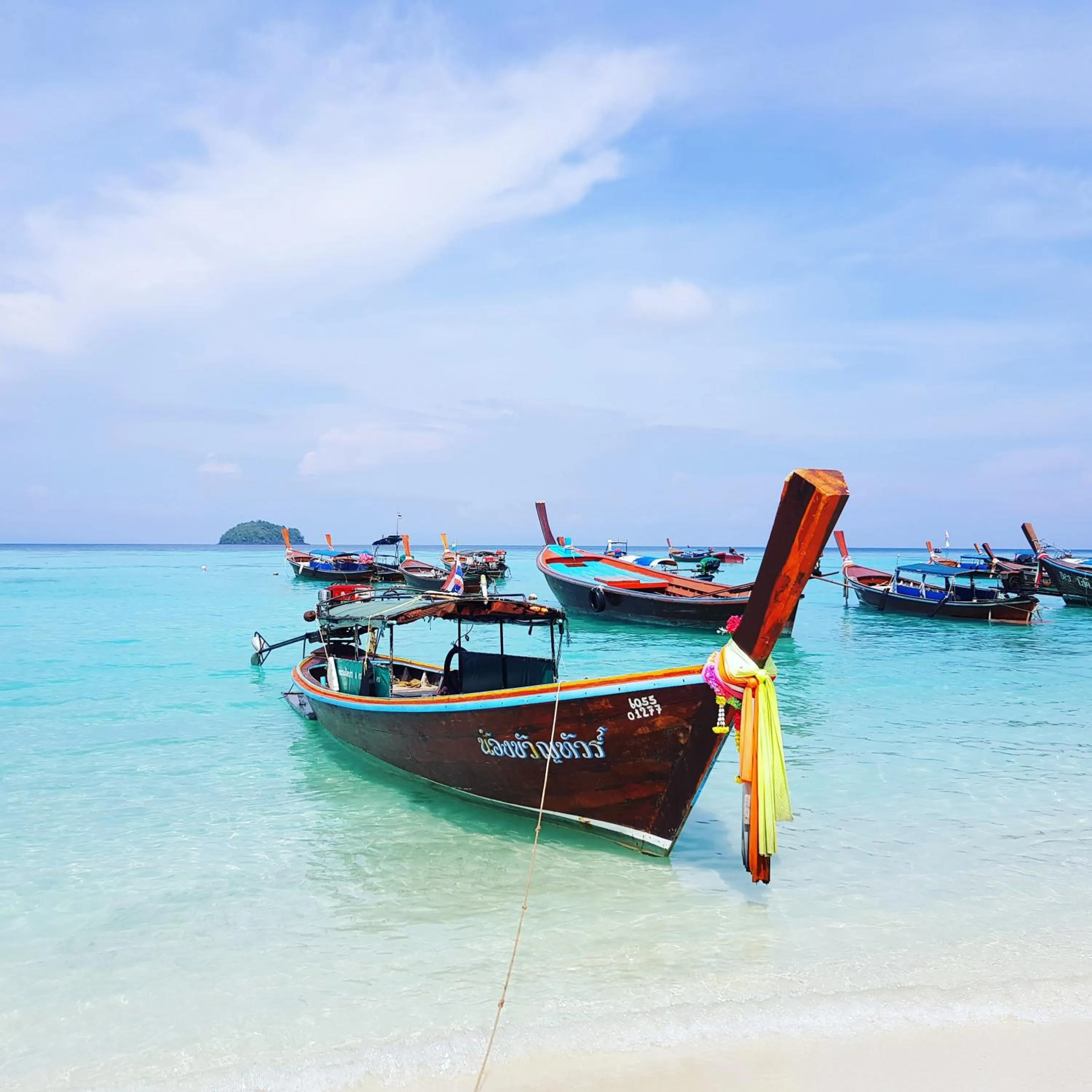 DAYA Beach, Lipe local