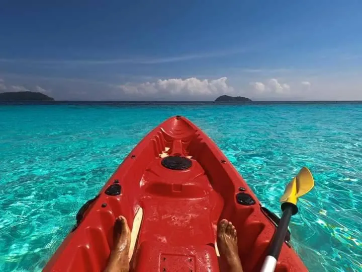 DAYA Beach, Lipe local