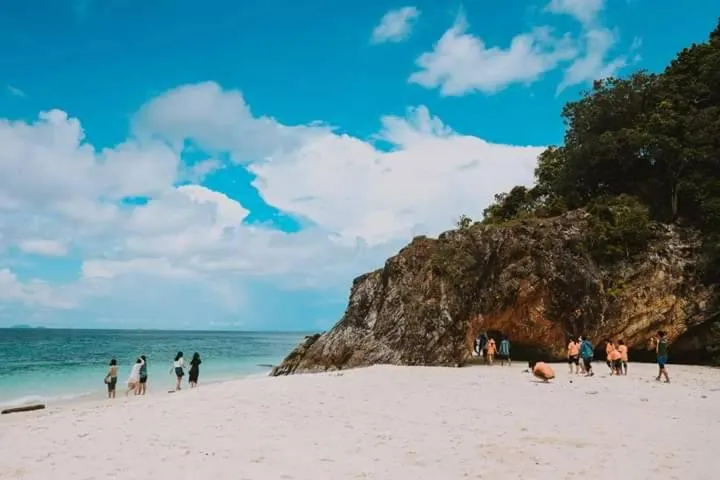 DAYA Beach, Lipe local