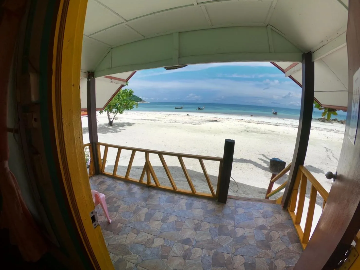 DAYA Beach, Lipe local