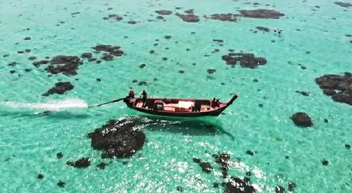 DAYA Beach, Lipe local