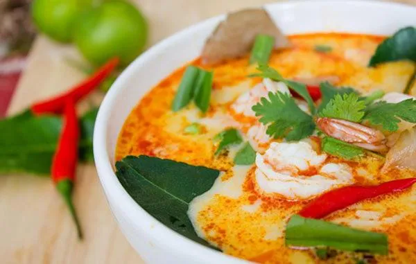 DAYA Beach, Lipe local