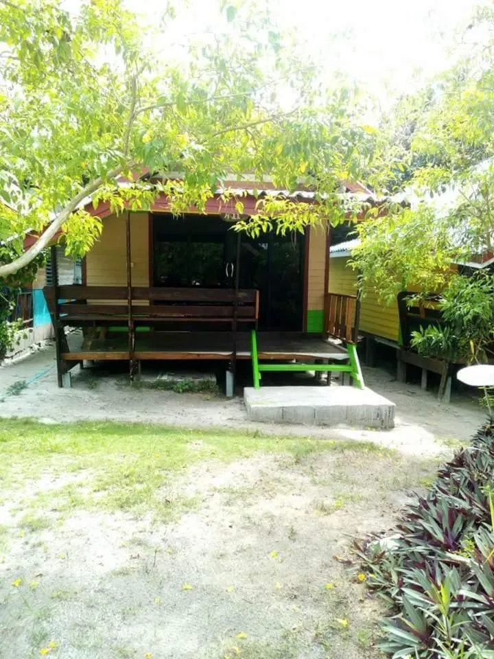 DAYA Beach, Lipe local