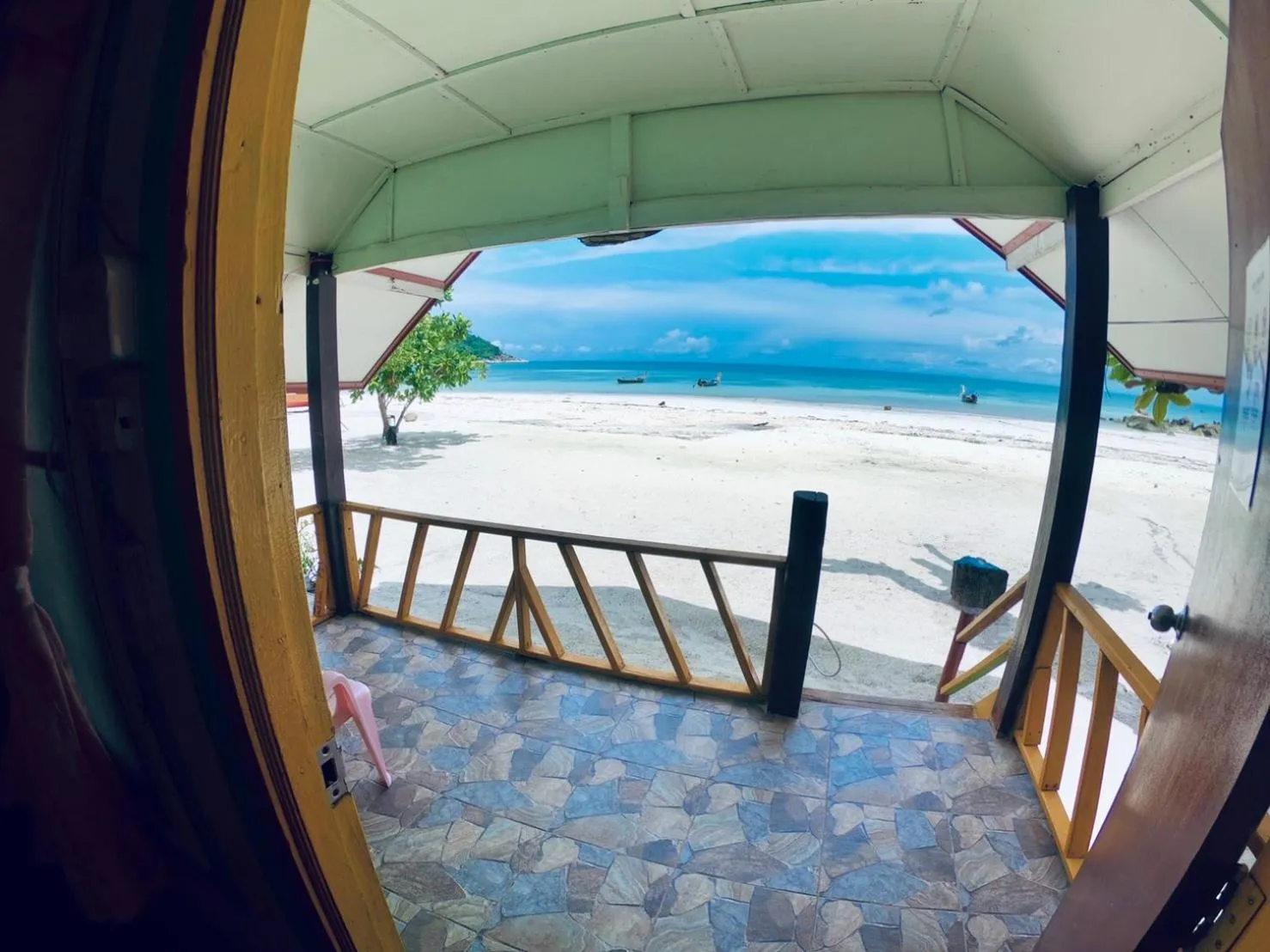 DAYA Beach, Lipe local