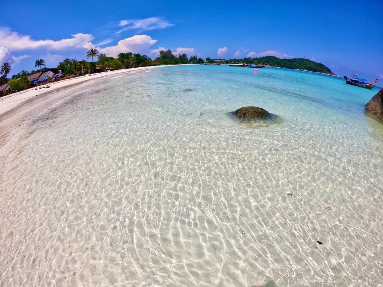 DAYA Beach, Lipe local