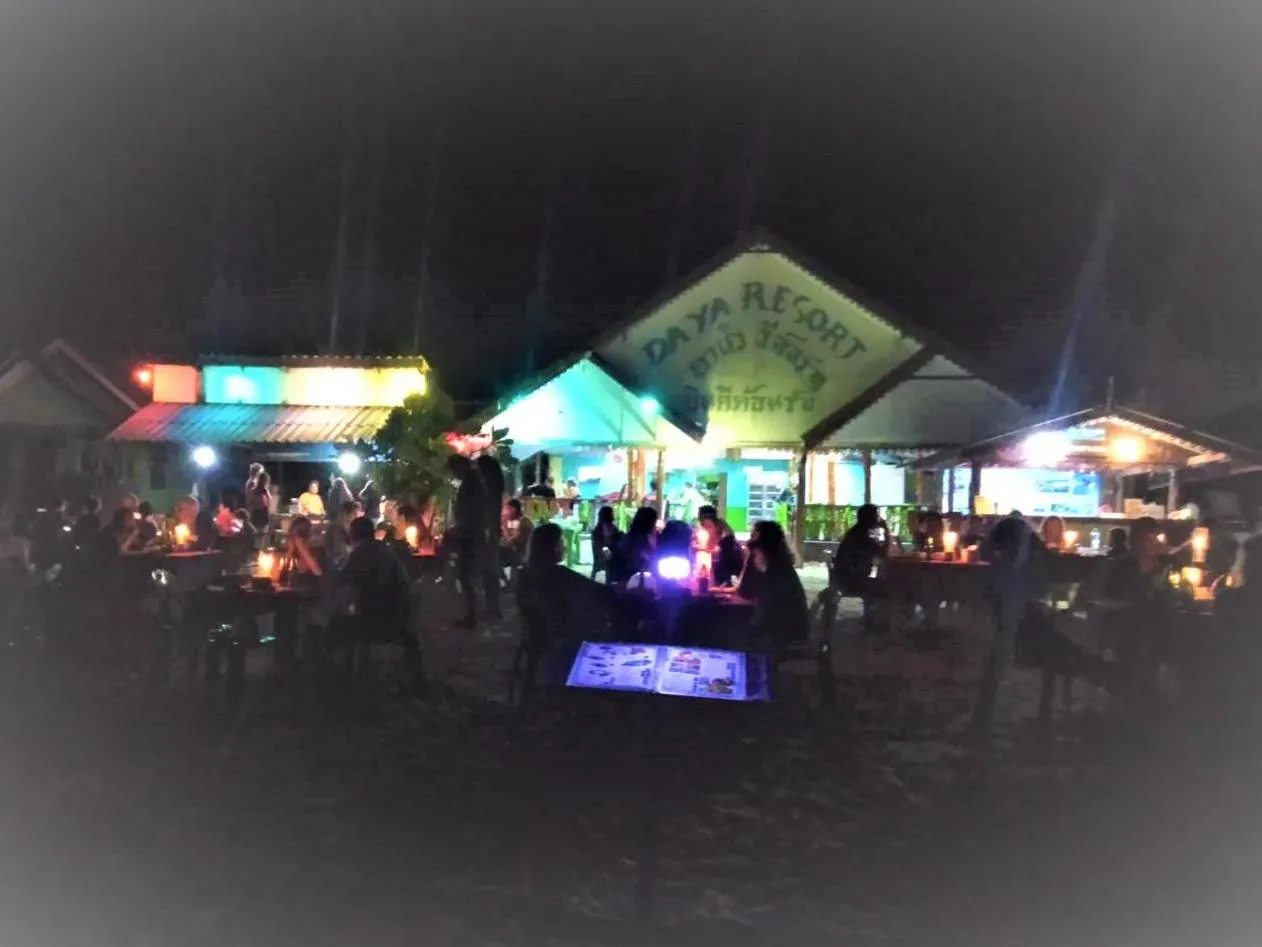 DAYA Beach, Lipe local