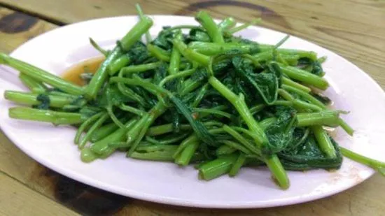 DAYA Beach, Lipe local