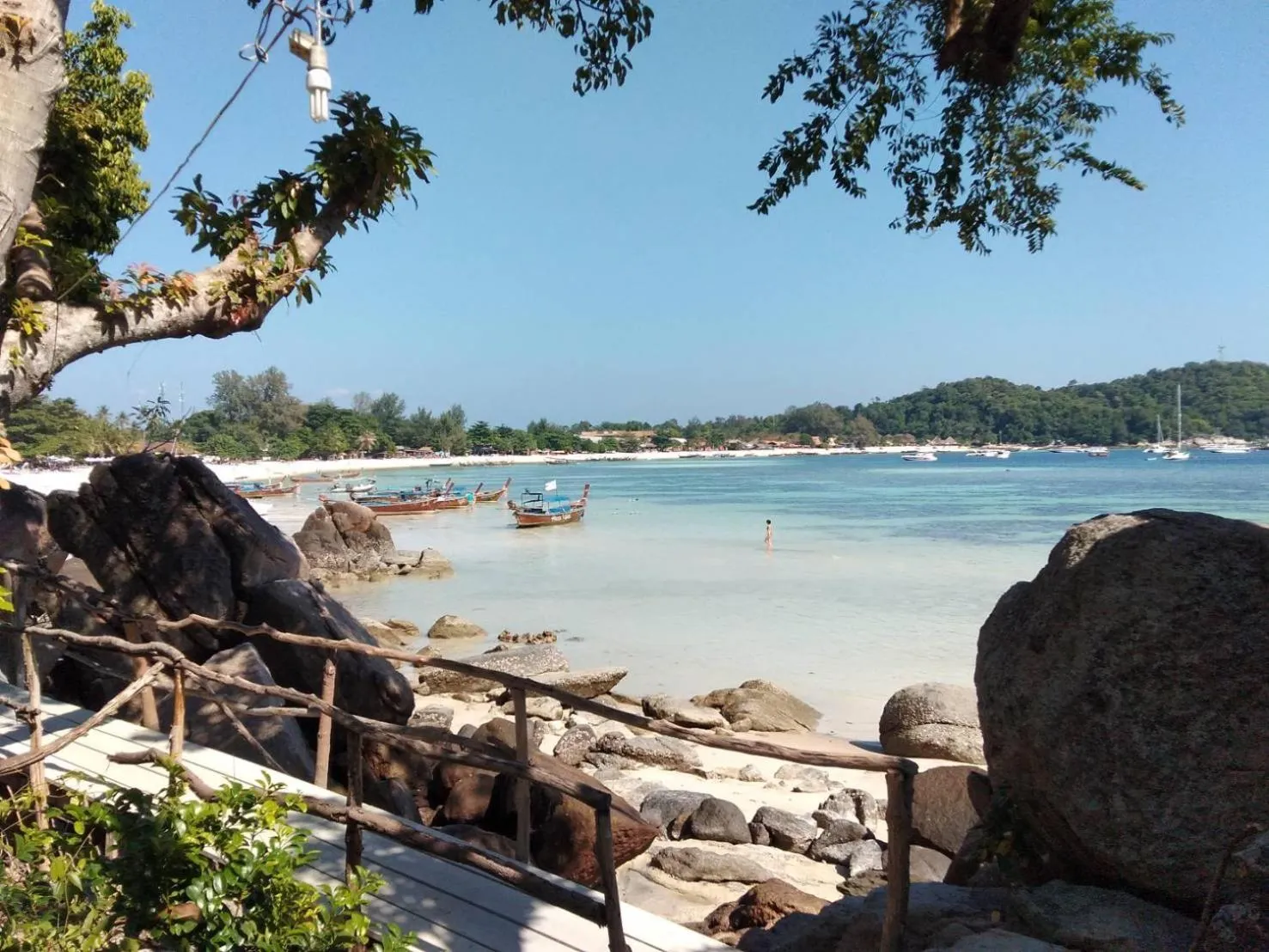 DAYA Beach, Lipe local