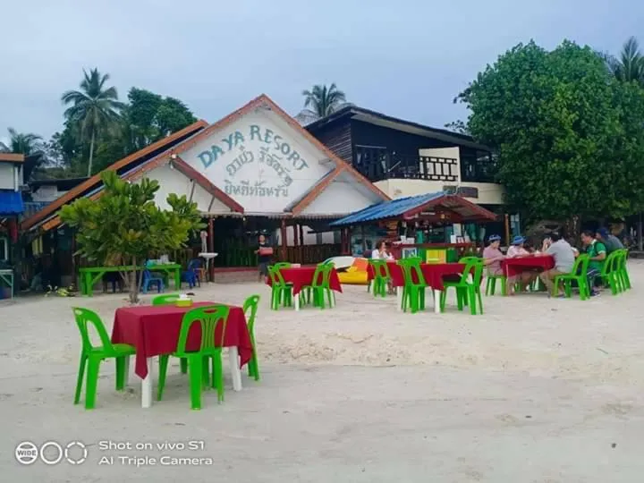 DAYA Beach, Lipe local