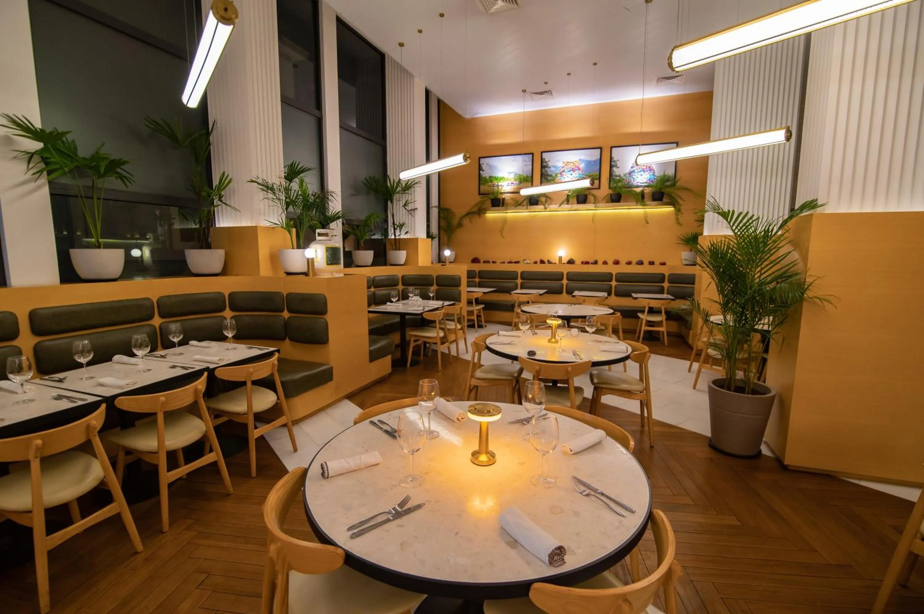 Restaurant/places to eat in Met Hotel