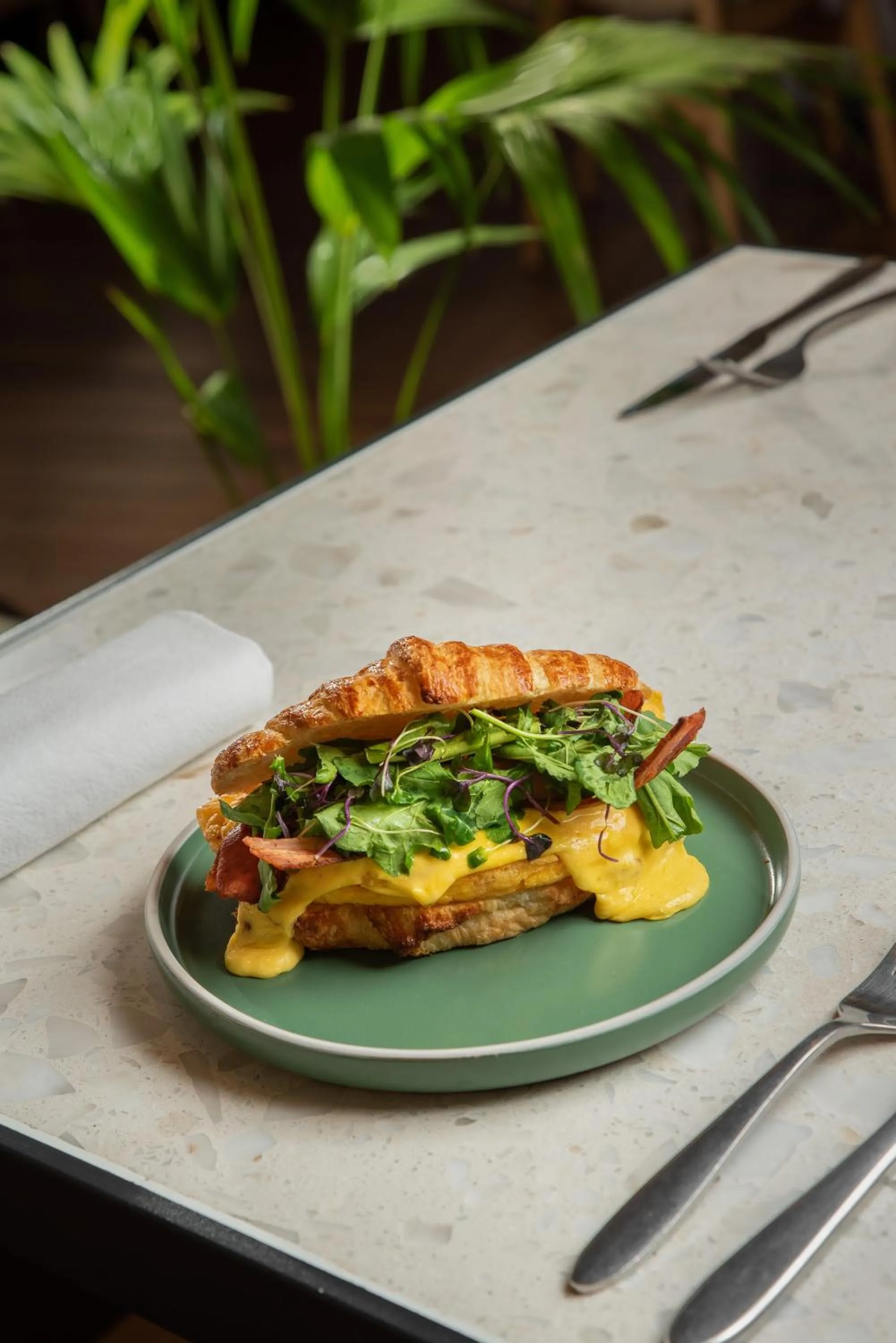 Restaurant/places to eat in Met Hotel