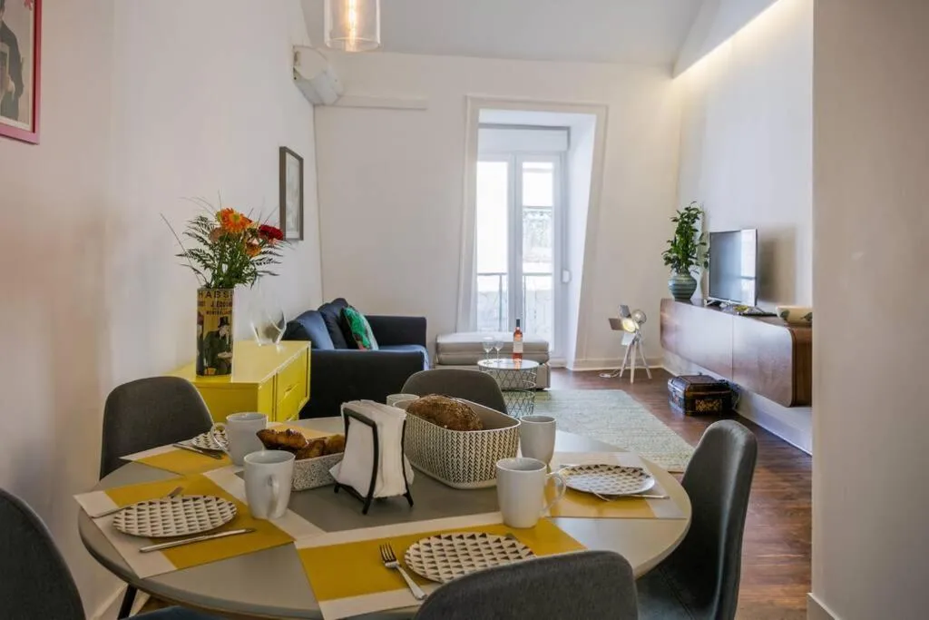 2 bedroom suites with AC next to Avenida da Liberdade