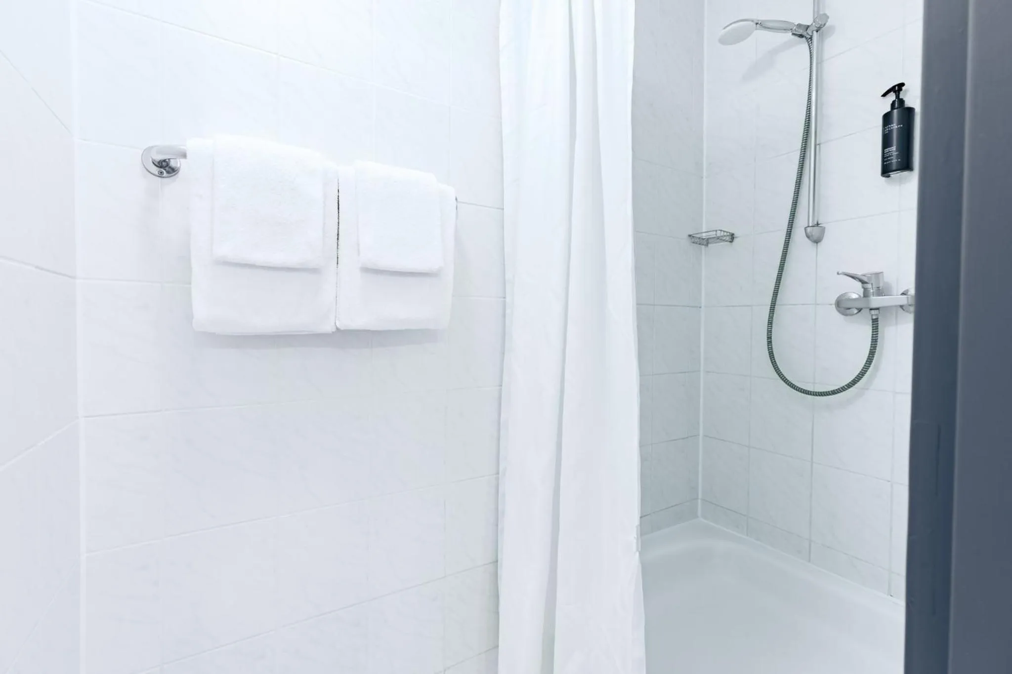 Bathroom in Garner Hotel Cologne Porz - Airport by IHG