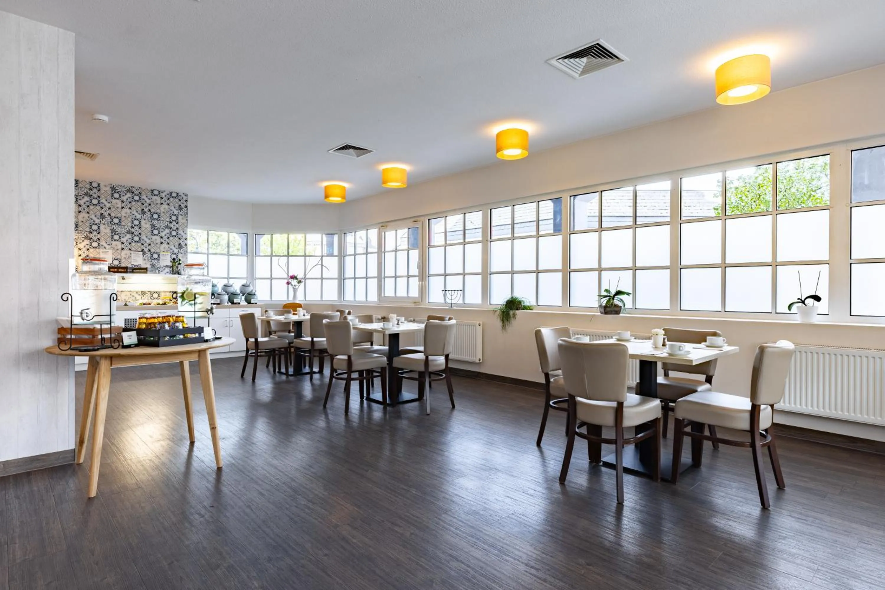 Restaurant/places to eat in Garner Hotel Cologne Porz - Airport by IHG