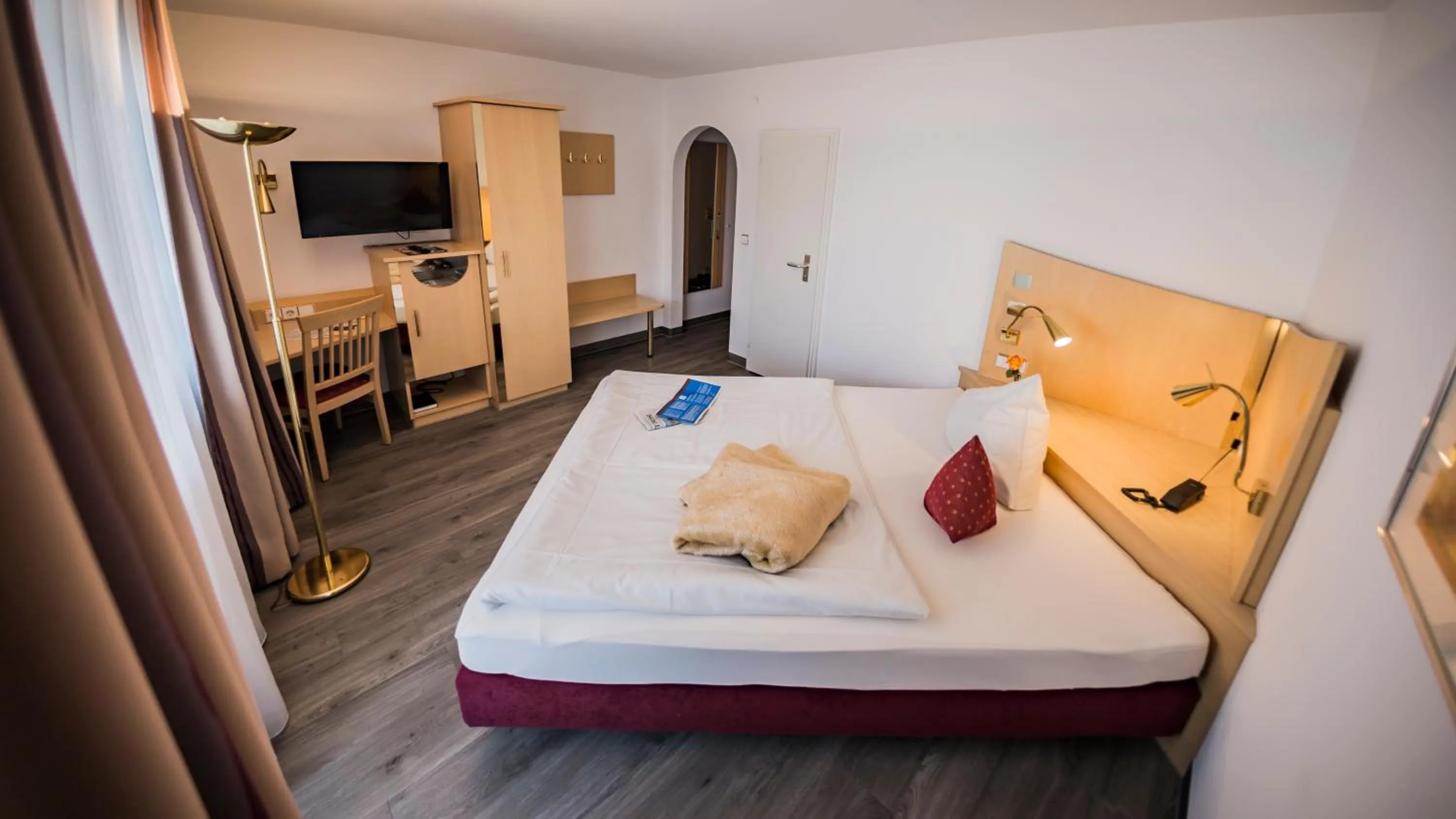 Photo of the whole room, Bed in City-Hotel garni
