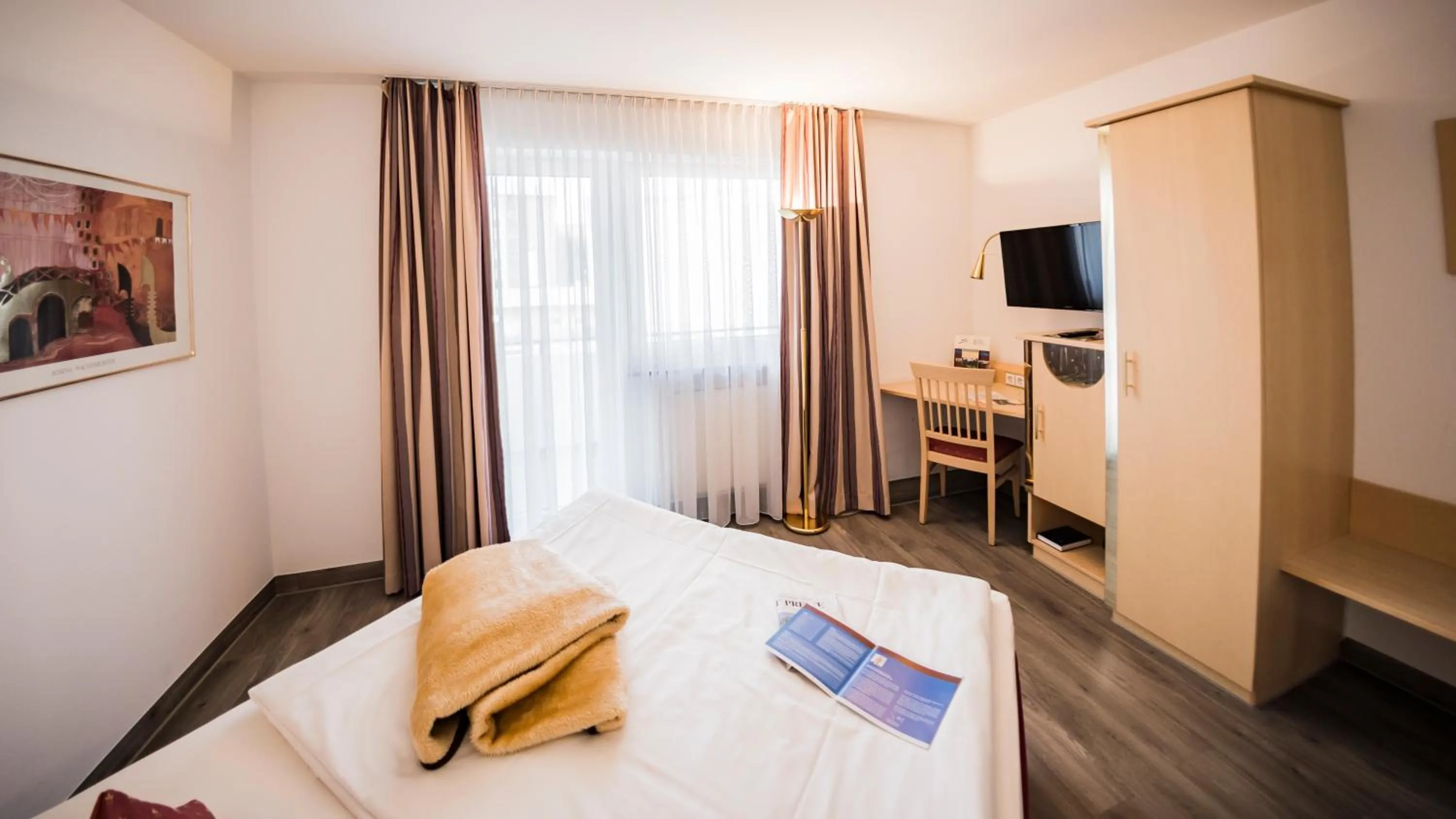 Photo of the whole room, Bed in City-Hotel garni