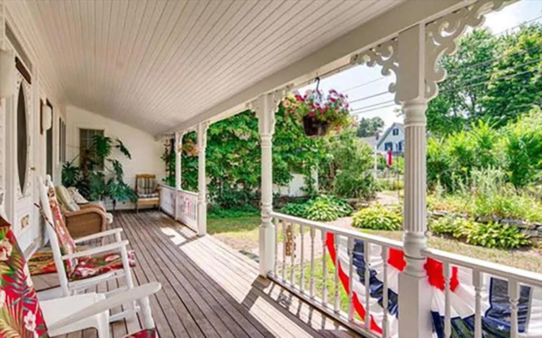 Property building in West Tisbury Inn