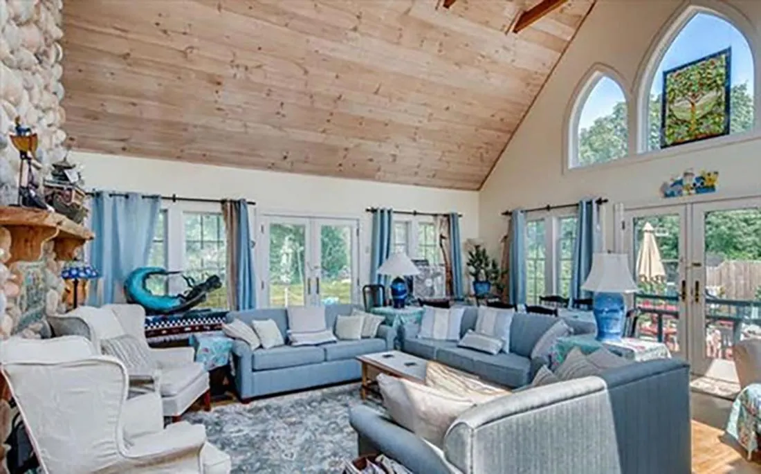 Property building in West Tisbury Inn