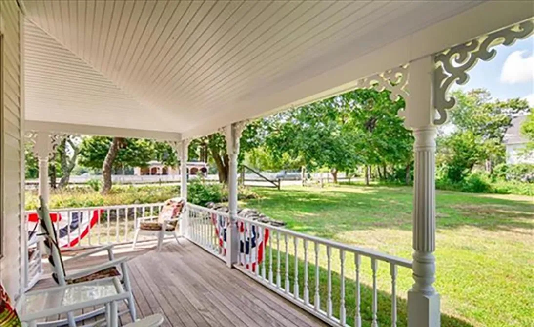 Property building in West Tisbury Inn