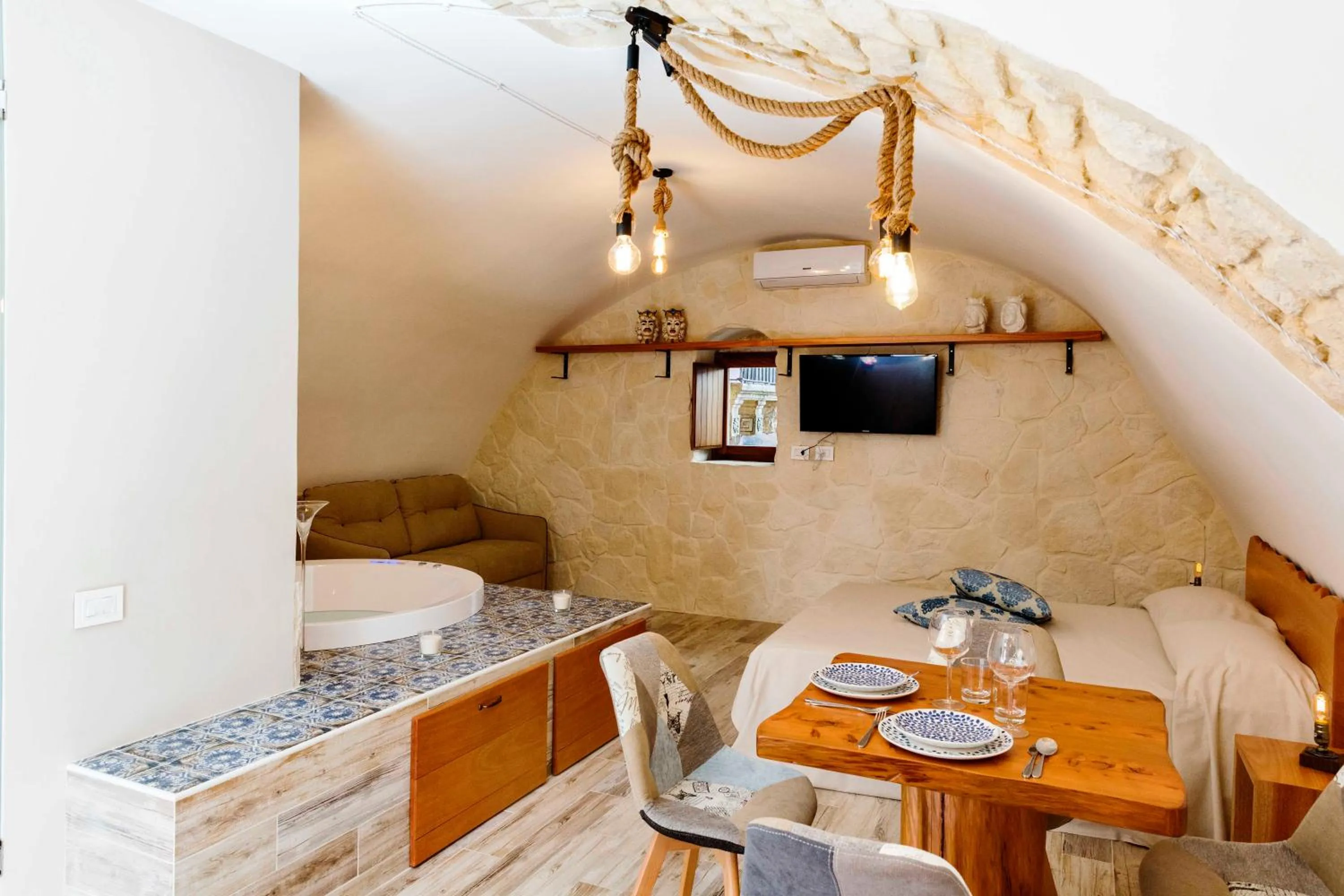 Living room, Bed in Il Galletto Viola, luxury room & suite