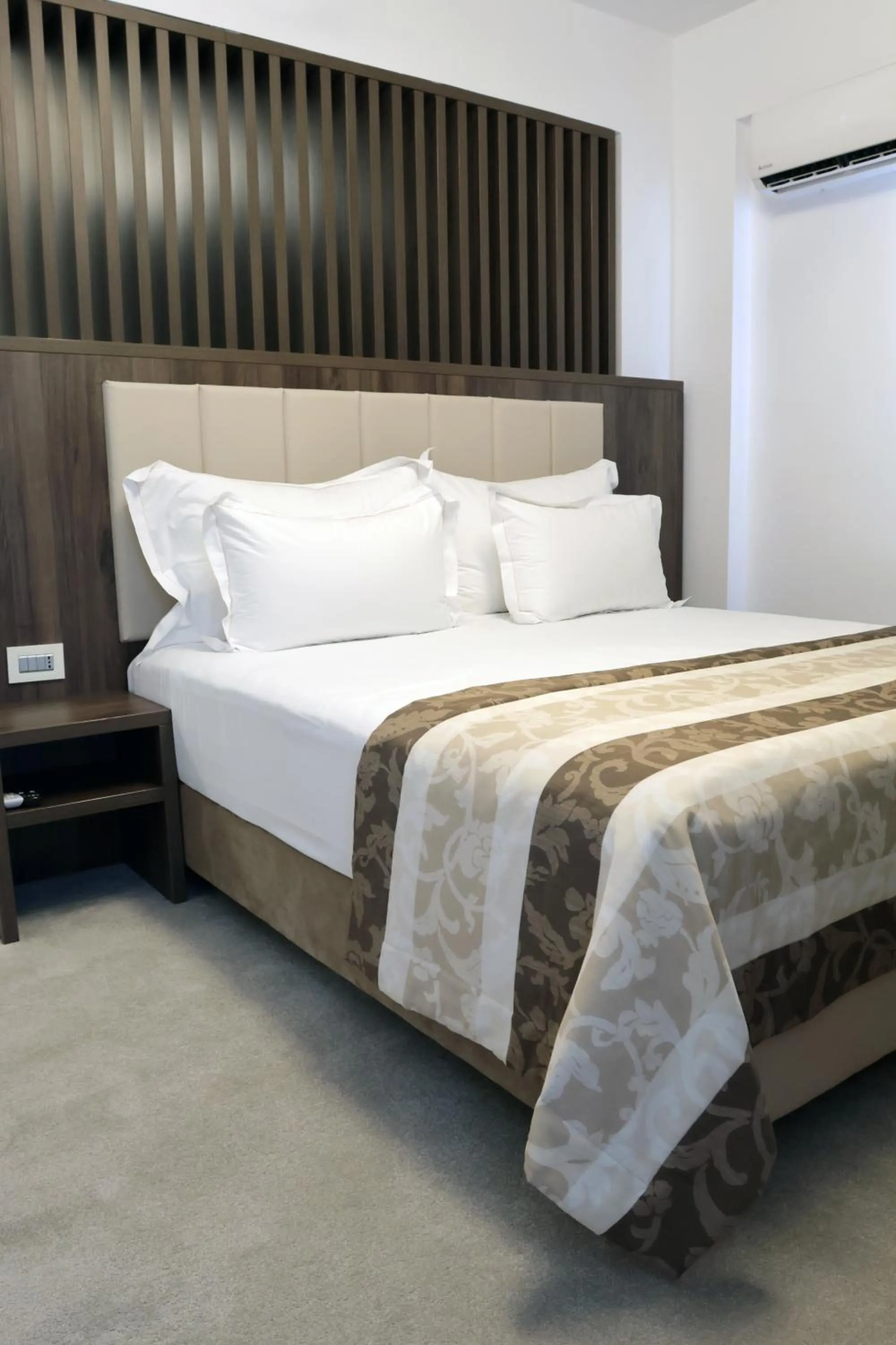 Bed in Hotel McPietroasa