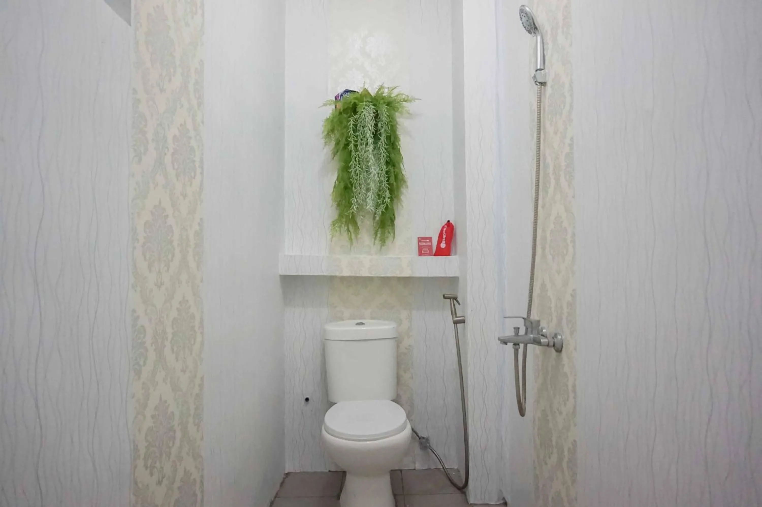 Bathroom in RedDoorz near Velodrome Malang 2