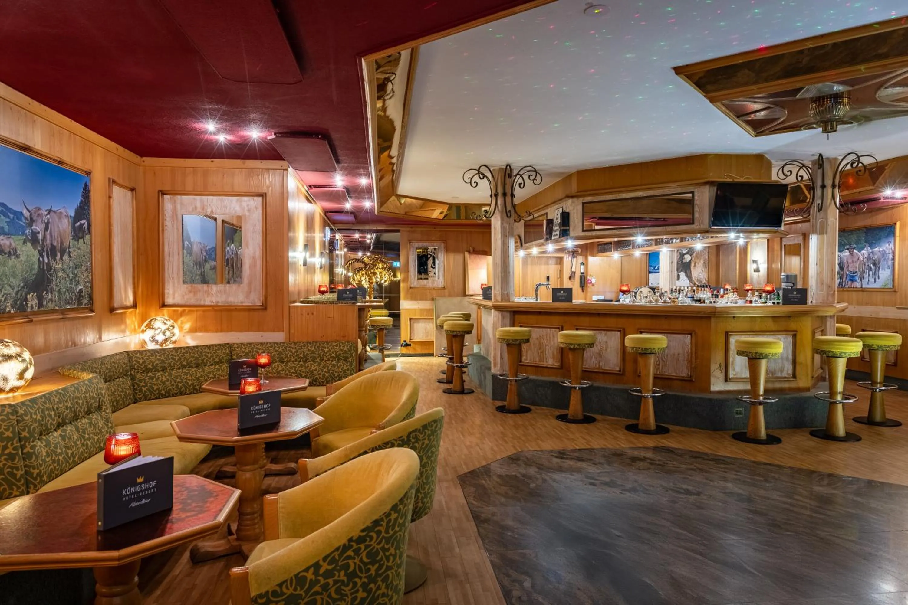 Lounge or bar in Königshof Hotel Resort