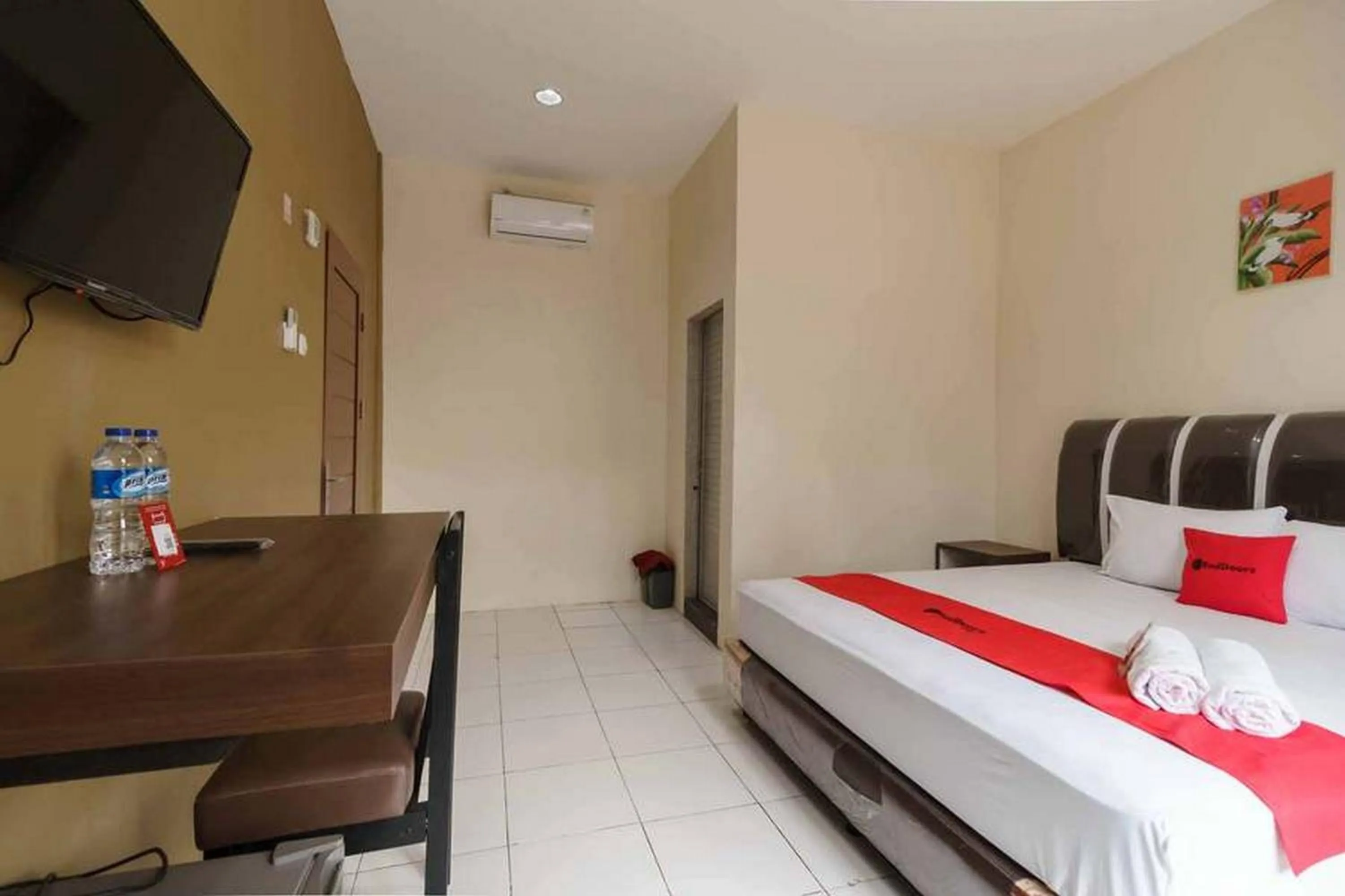 Property building, Bed in RedDoorz near RS Adam Malik Medan 2