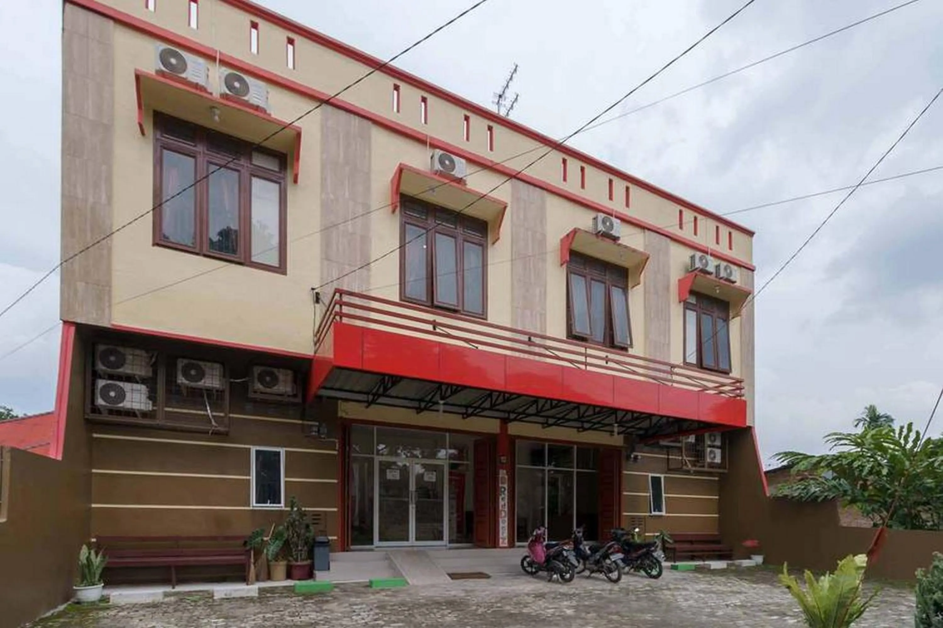 Property building in RedDoorz near RS Adam Malik Medan 2