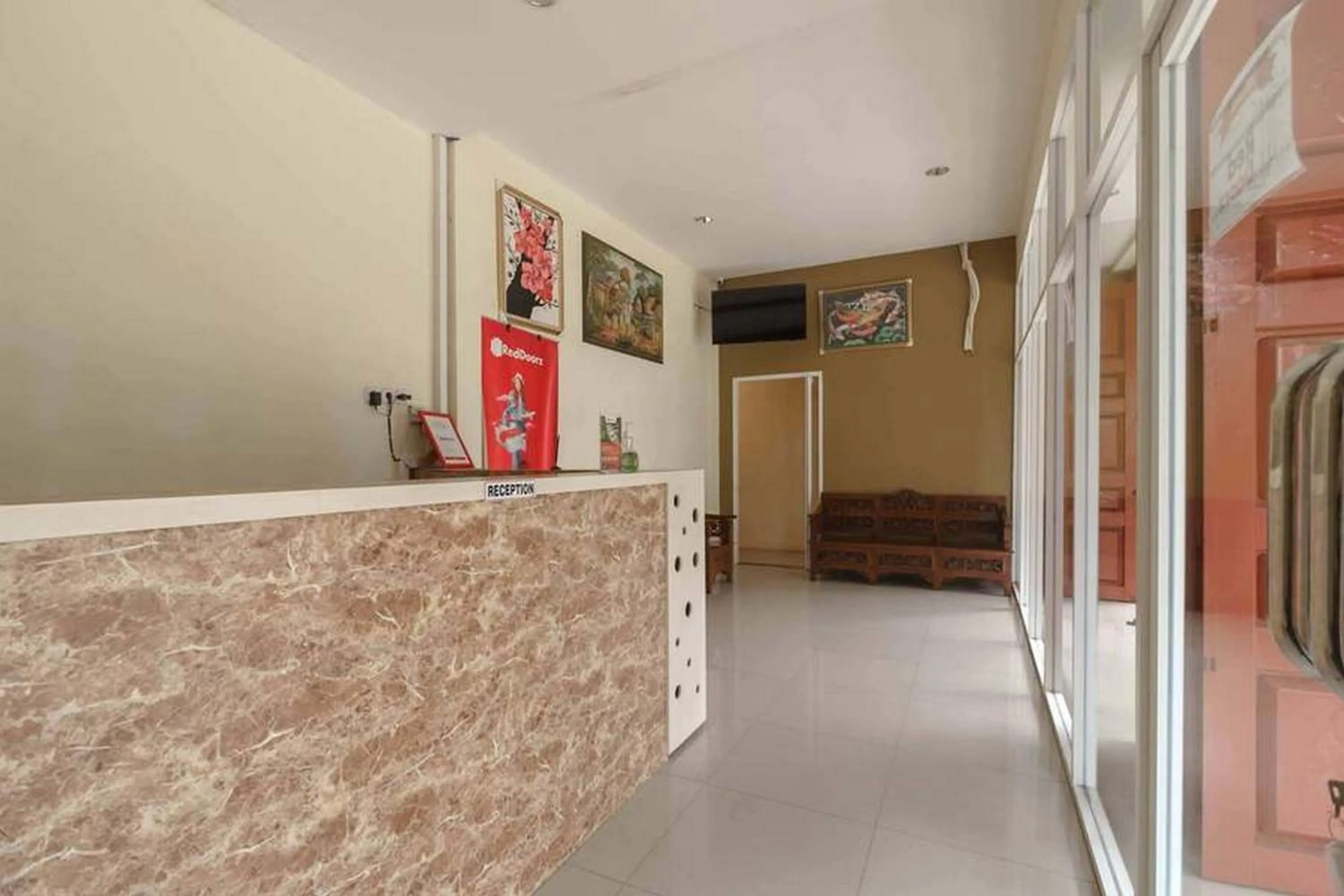 Lobby or reception in RedDoorz near RS Adam Malik Medan 2