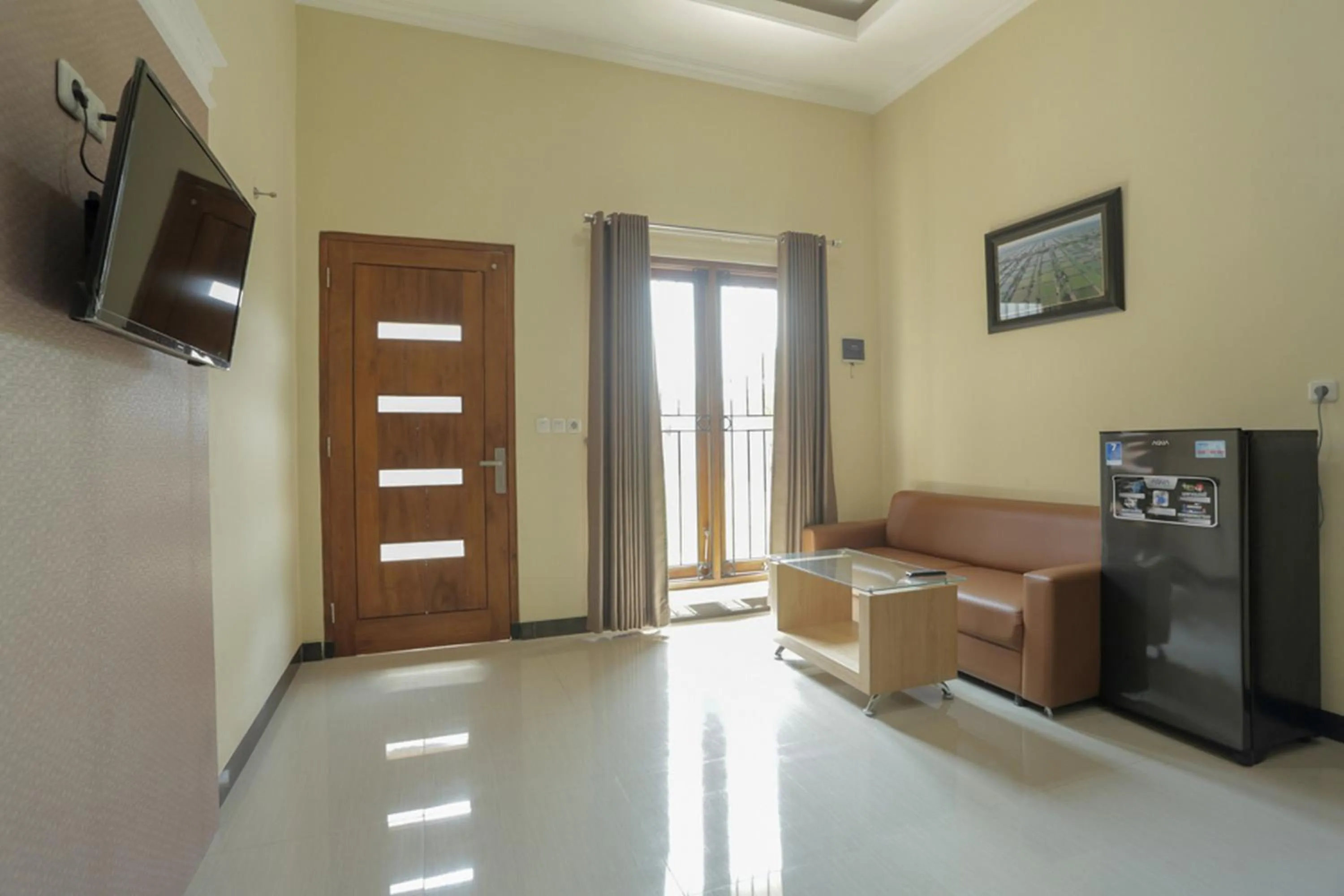 Seating area in IDR Green Guest House Syariah Mitra RedDoorz