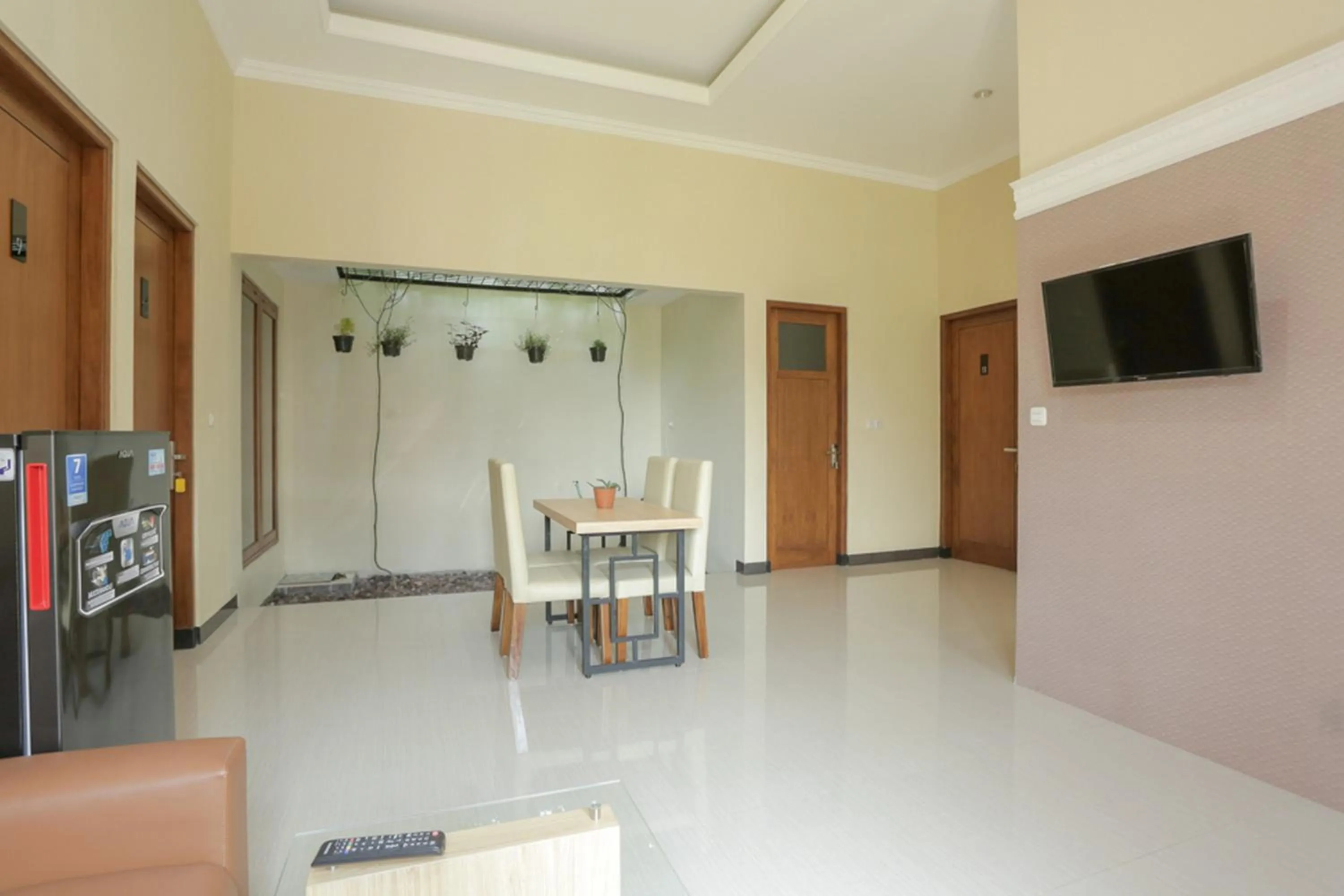 Seating area in IDR Green Guest House Syariah Mitra RedDoorz