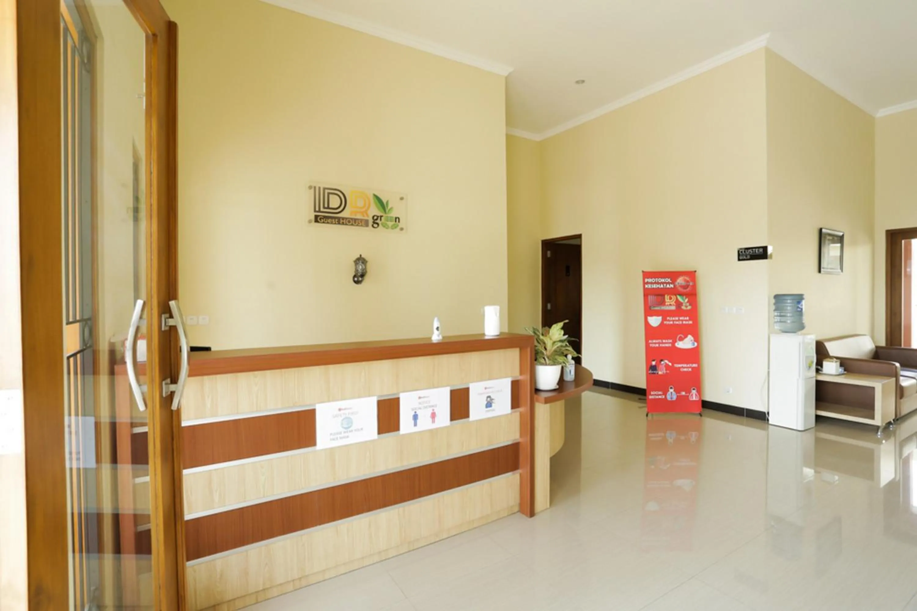 Lobby or reception, Bed in IDR Green Guest House Syariah Mitra RedDoorz