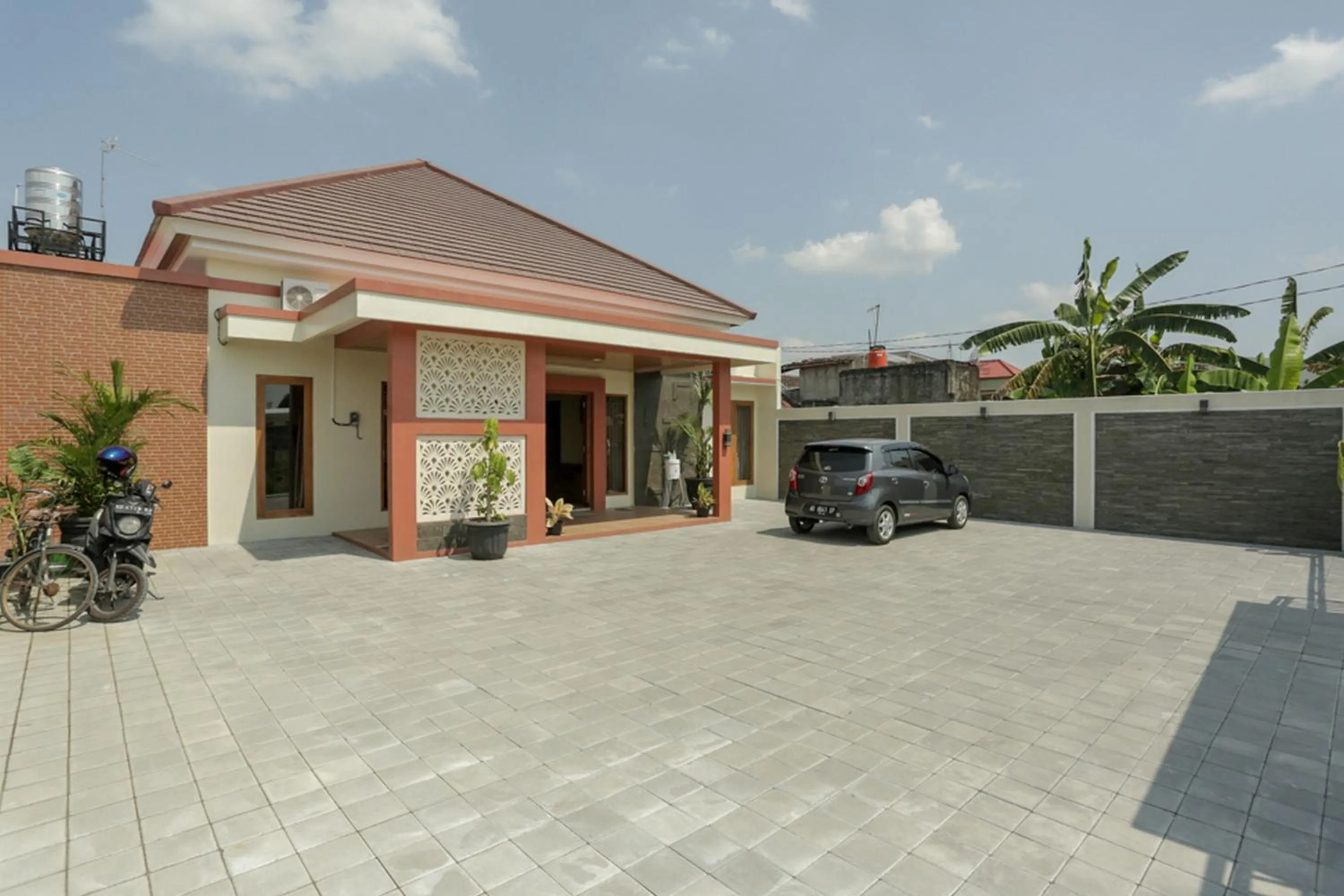 Facade/entrance in IDR Green Guest House Syariah Mitra RedDoorz