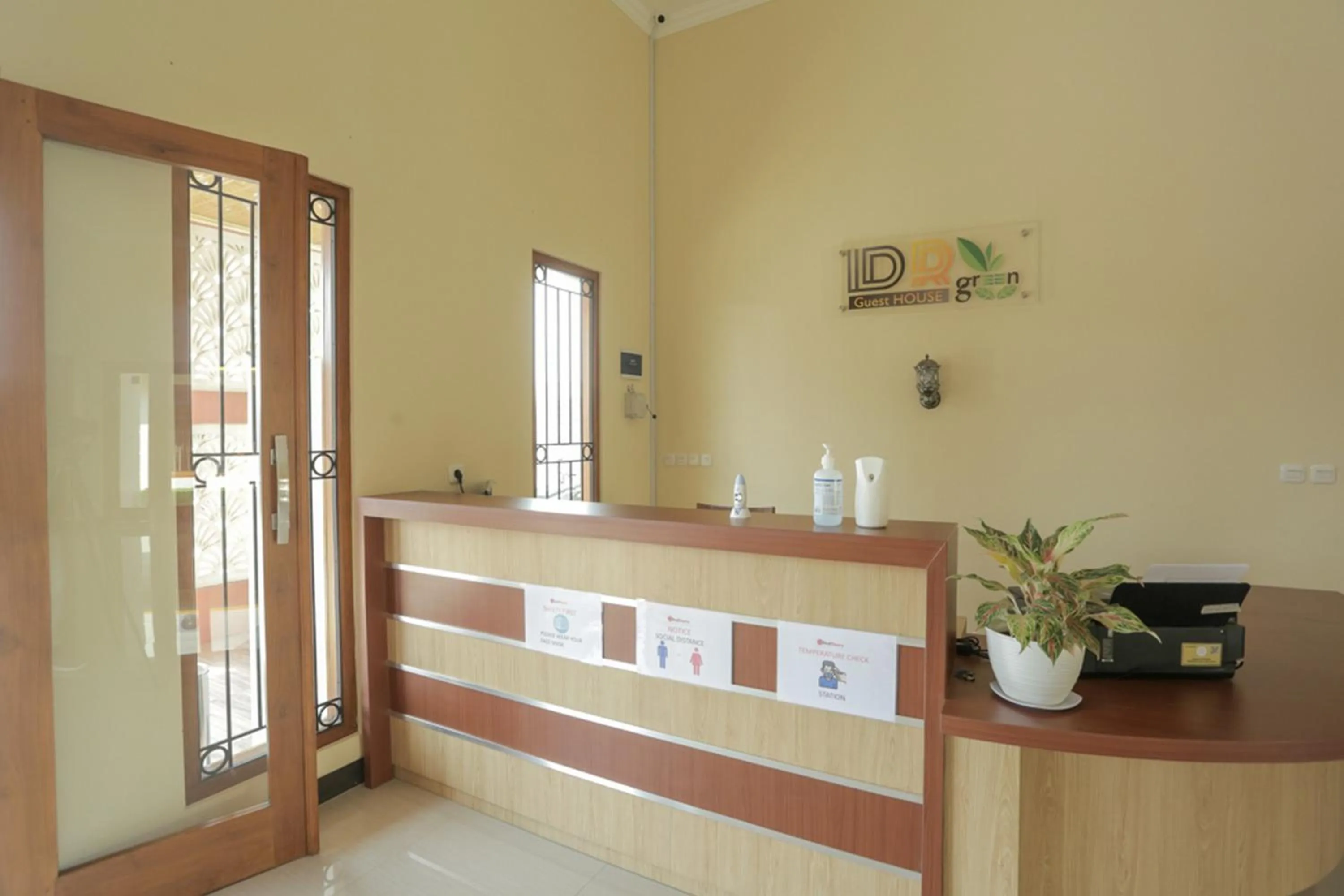 Lobby or reception in IDR Green Guest House Syariah Mitra RedDoorz