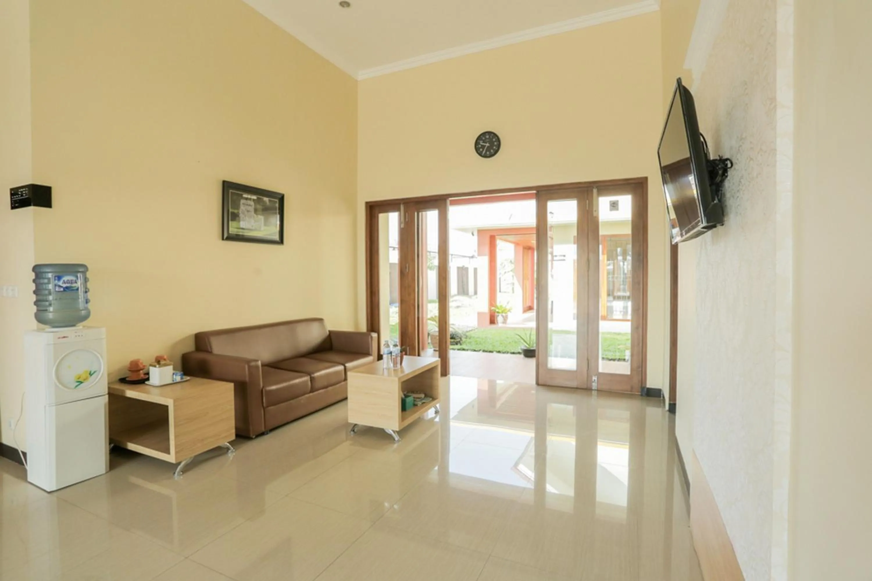 Seating area in IDR Green Guest House Syariah Mitra RedDoorz