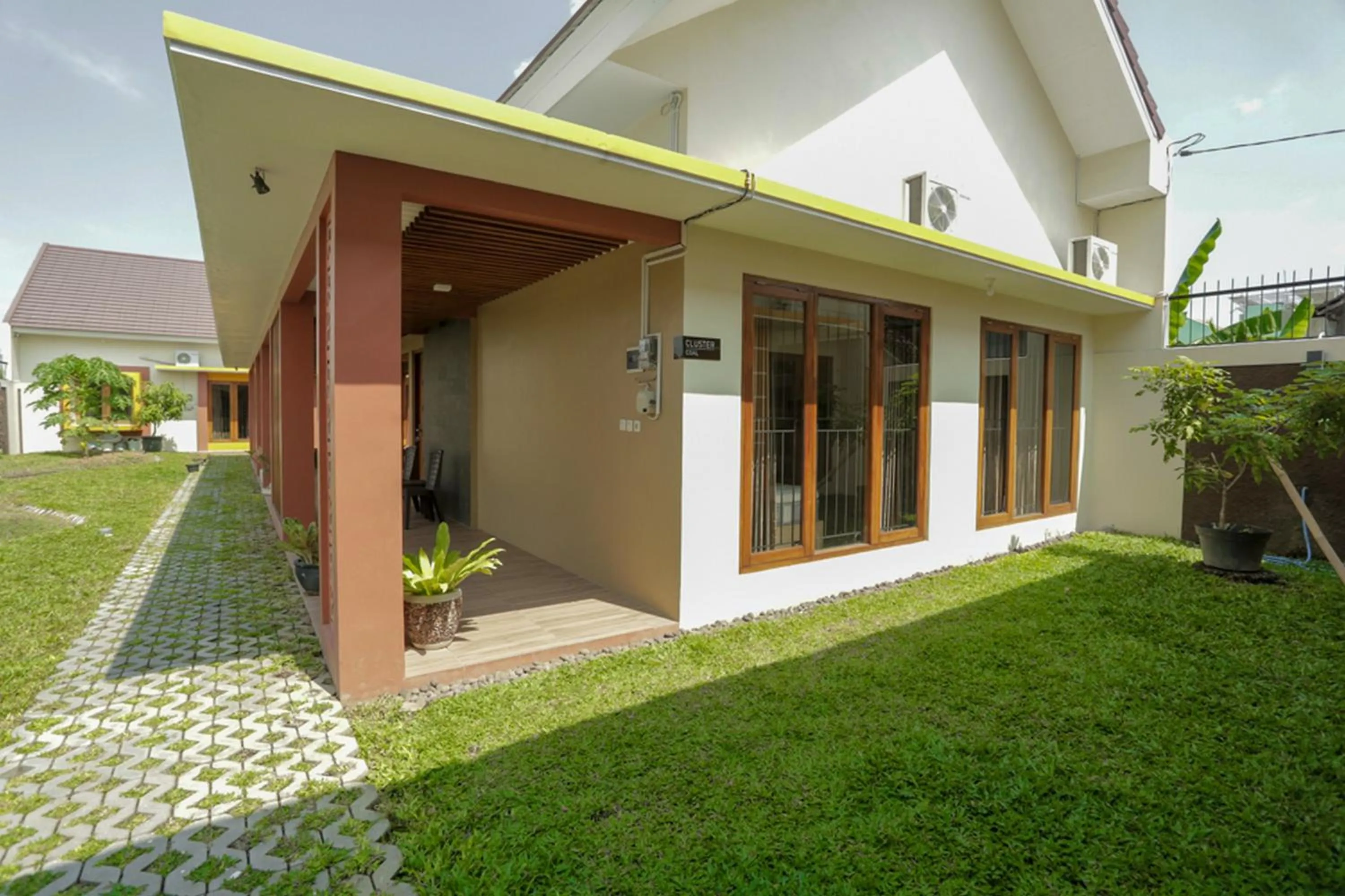 Facade/entrance in IDR Green Guest House Syariah Mitra RedDoorz