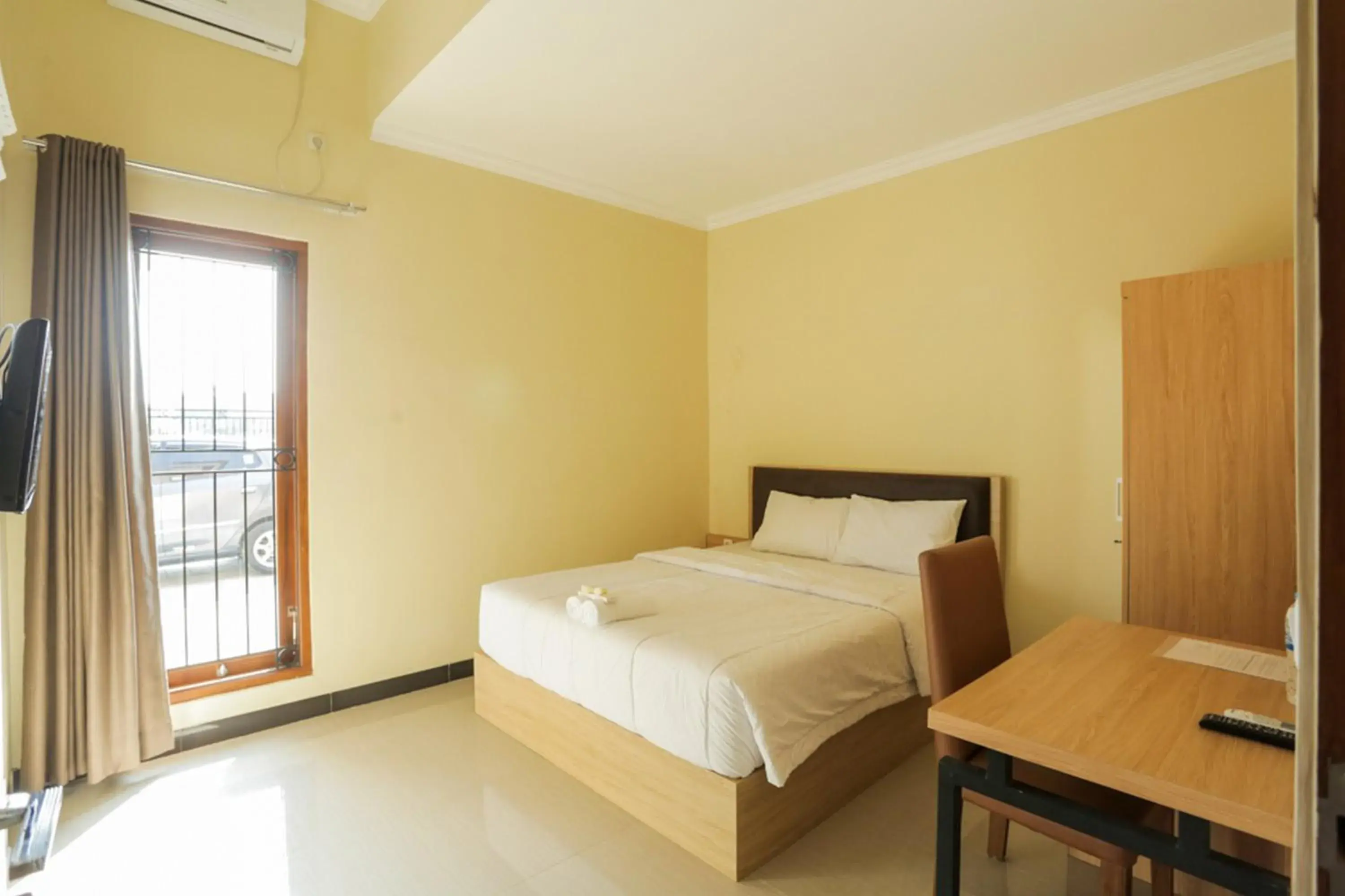 Deluxe Room in IDR Green Guest House Syariah Mitra RedDoorz Deluxe Room in IDR Green Guest House Syariah Mitra RedDoorz