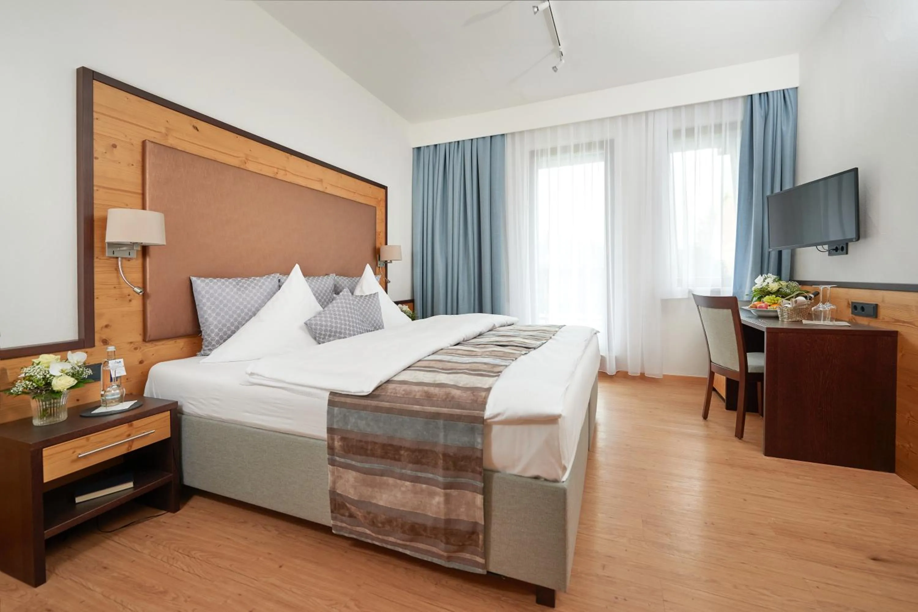 Photo of the whole room, Bed in Wittelsbacher Hof