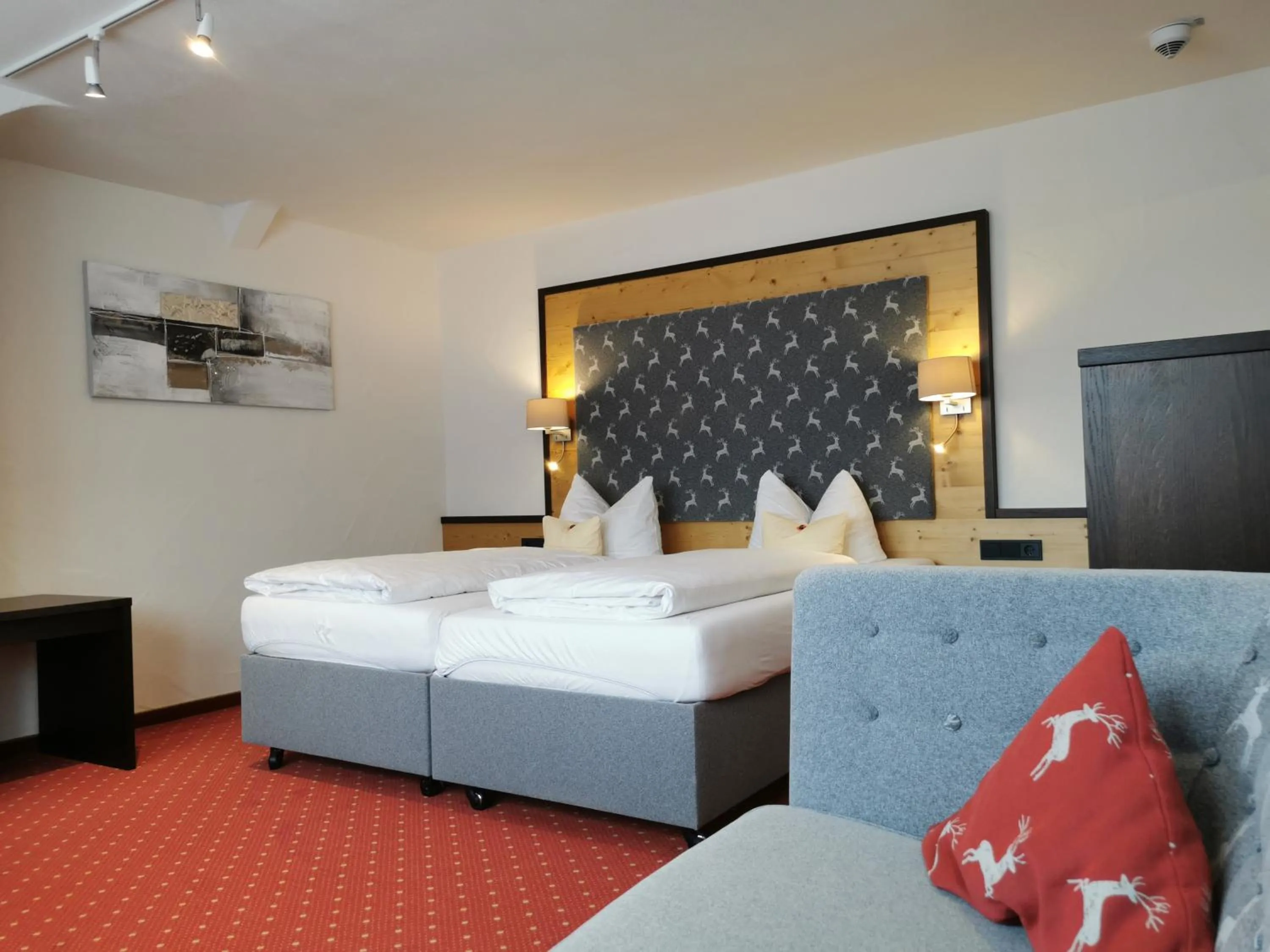 Photo of the whole room, Bed in Wittelsbacher Hof