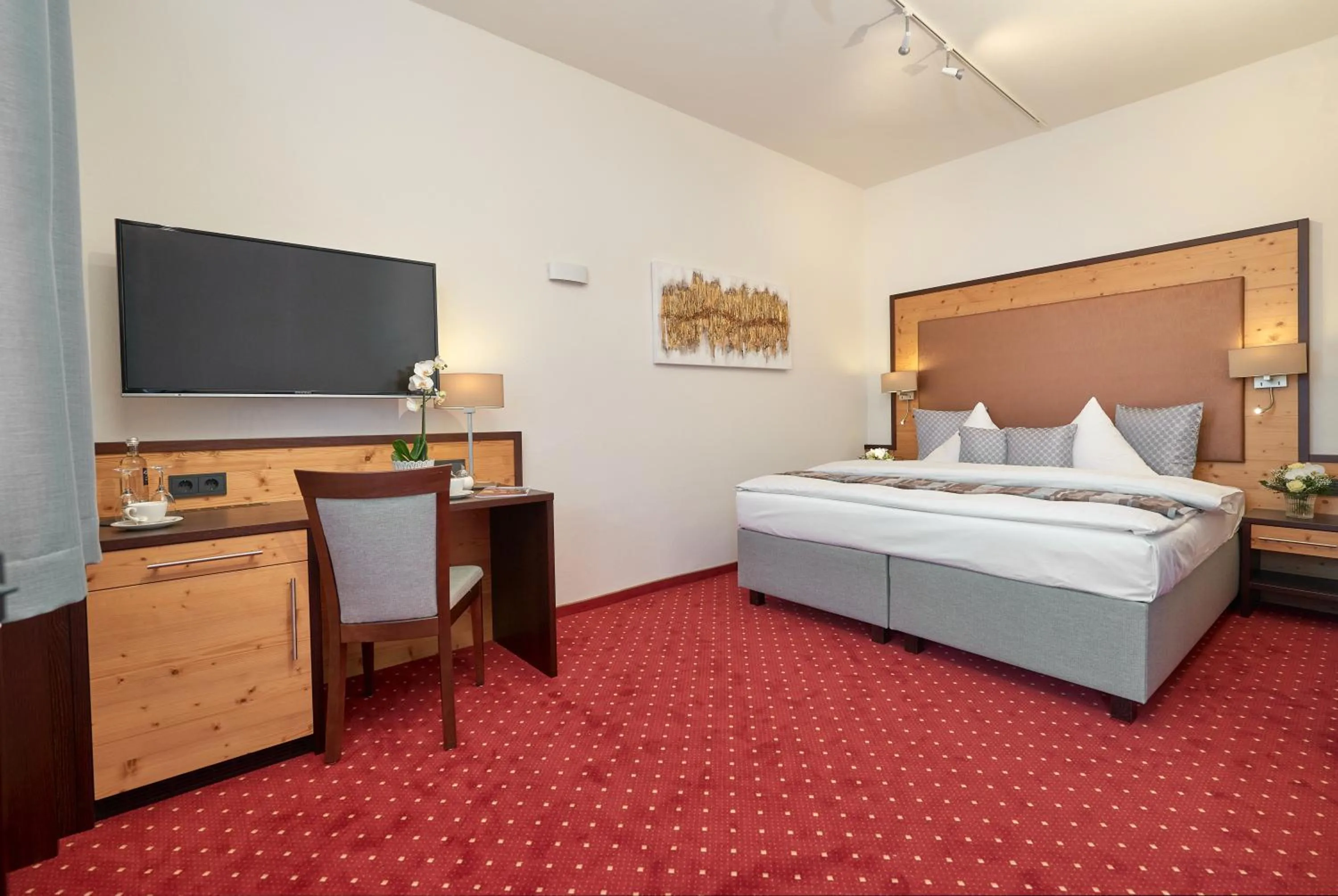 Photo of the whole room, Bed in Wittelsbacher Hof