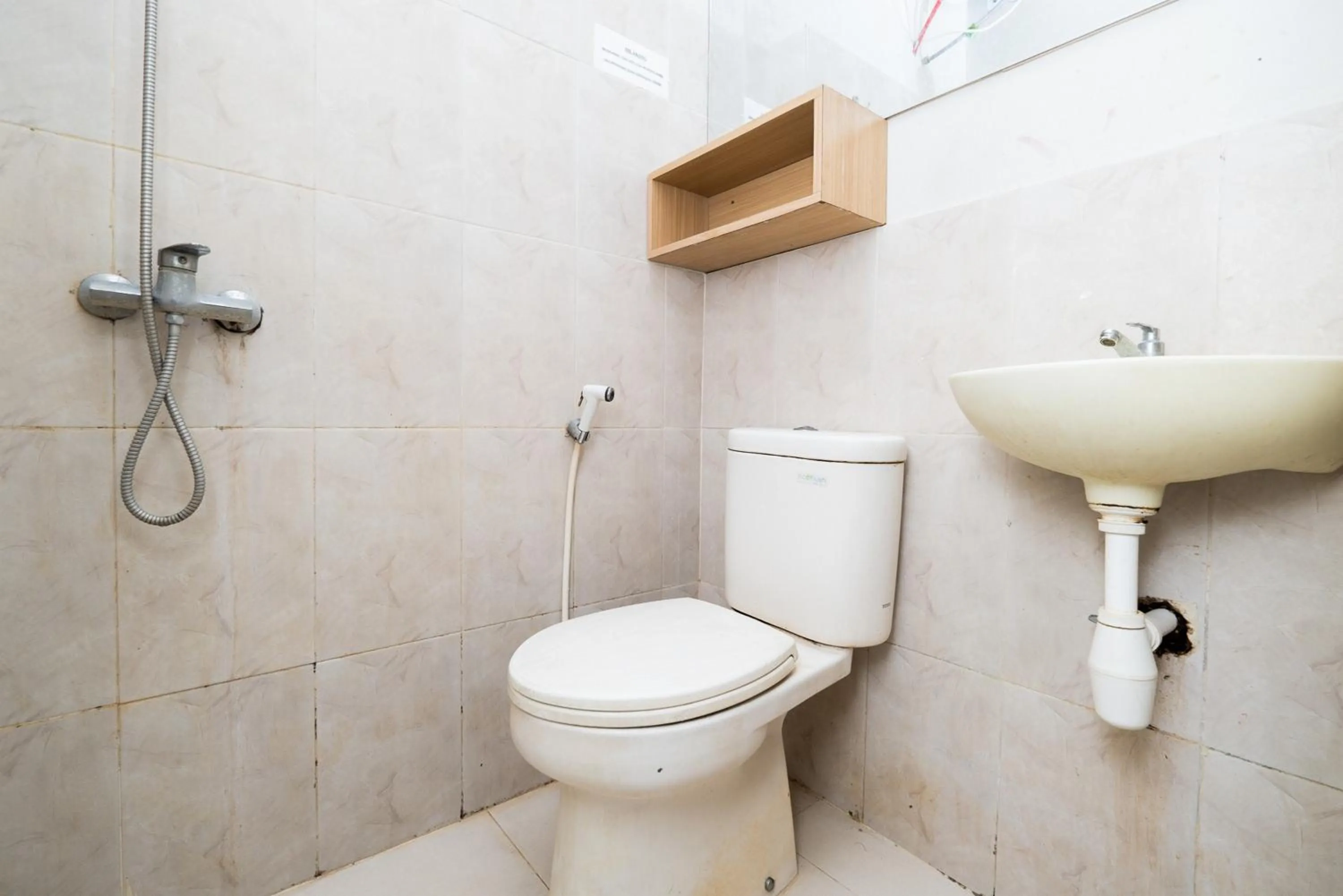 Bathroom in RedDoorz @ Darmo Surabaya