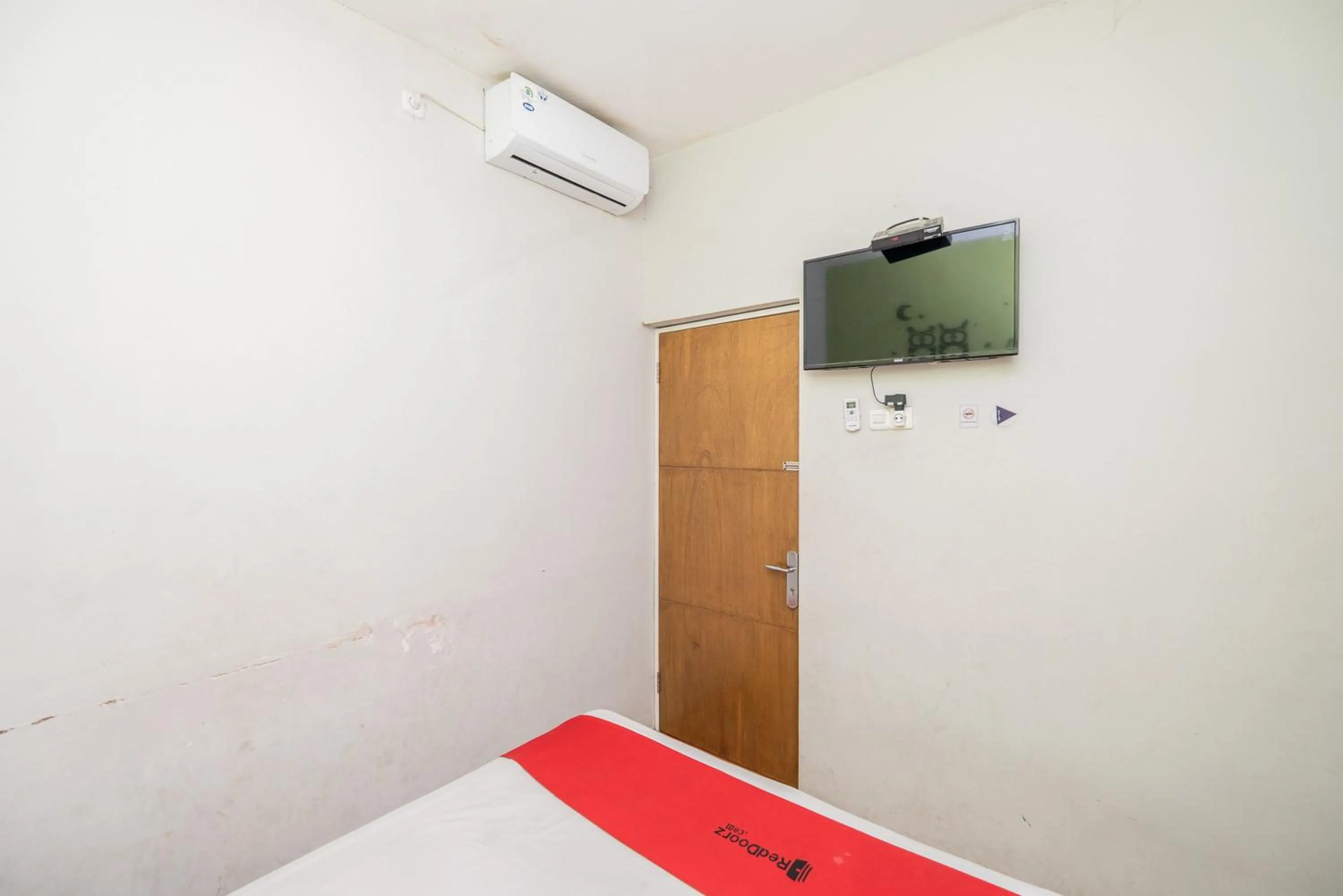 Bed in RedDoorz @ Darmo Surabaya