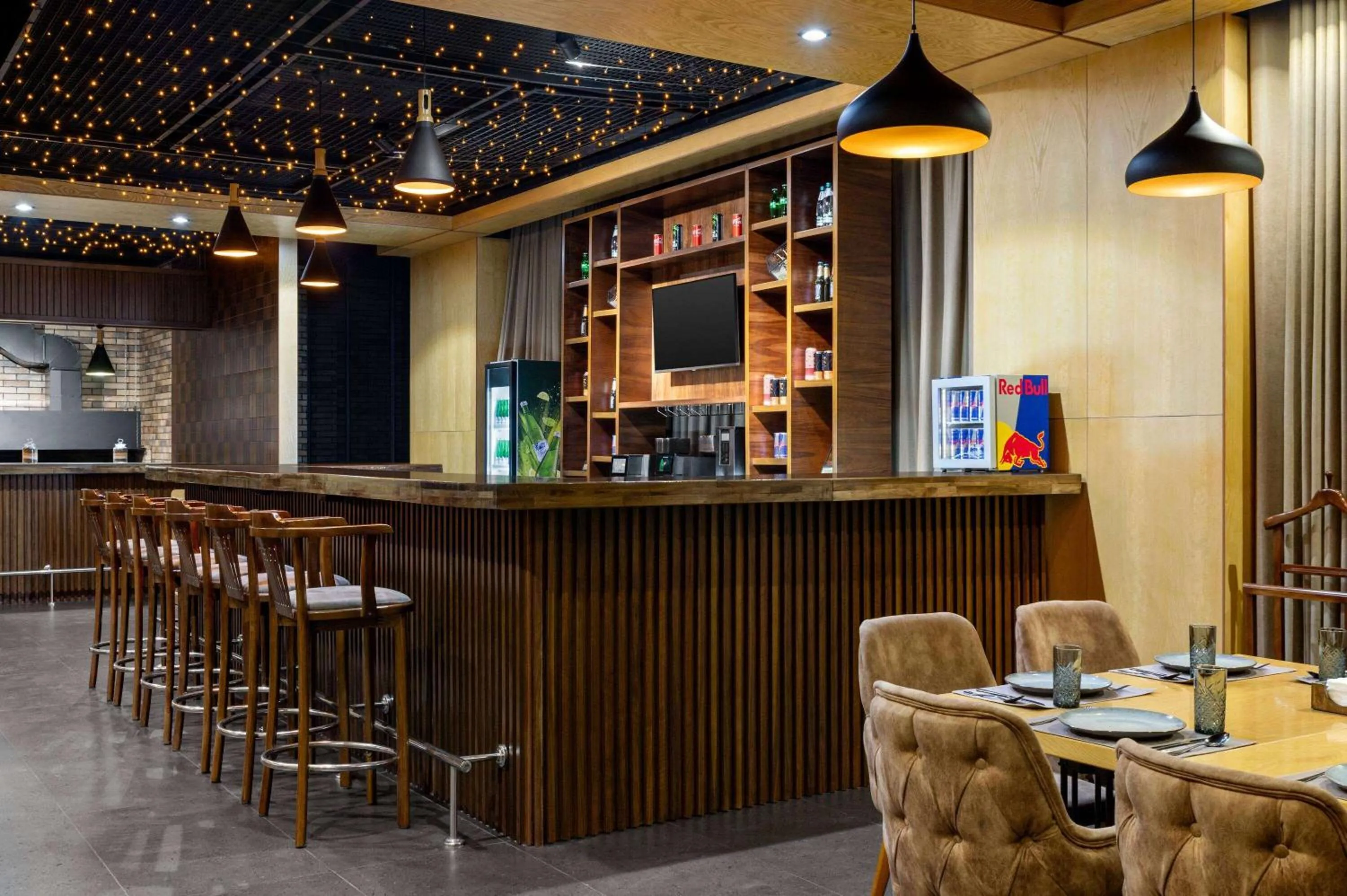 Lounge or bar, Lounge/Bar in Regal Stay Hotel by HotelPro Group